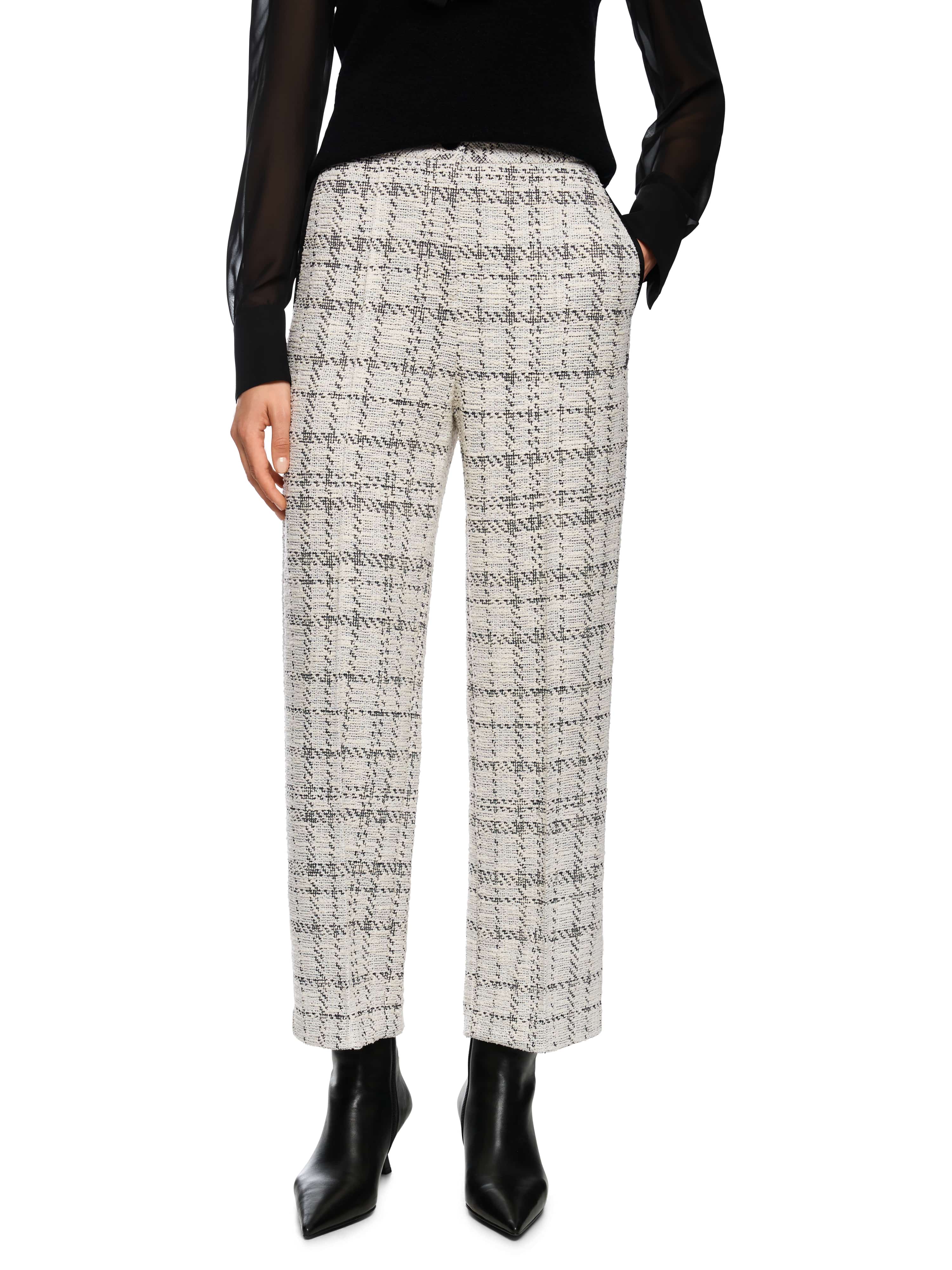 מכנסיים רחבים בגזרה גבוהה עם דוגמה עדינה לכל אורך הבדסגירה בכפתור ורוכסן, קו תפר לאורך הרגליים וכיסים בגבהרכב בד: 64% פוליאסטר, 34% ויסקוזה, 2% אלסטןהדוגמנית בגובה 1.79 ולובשת מידה 3 של מארק קיין