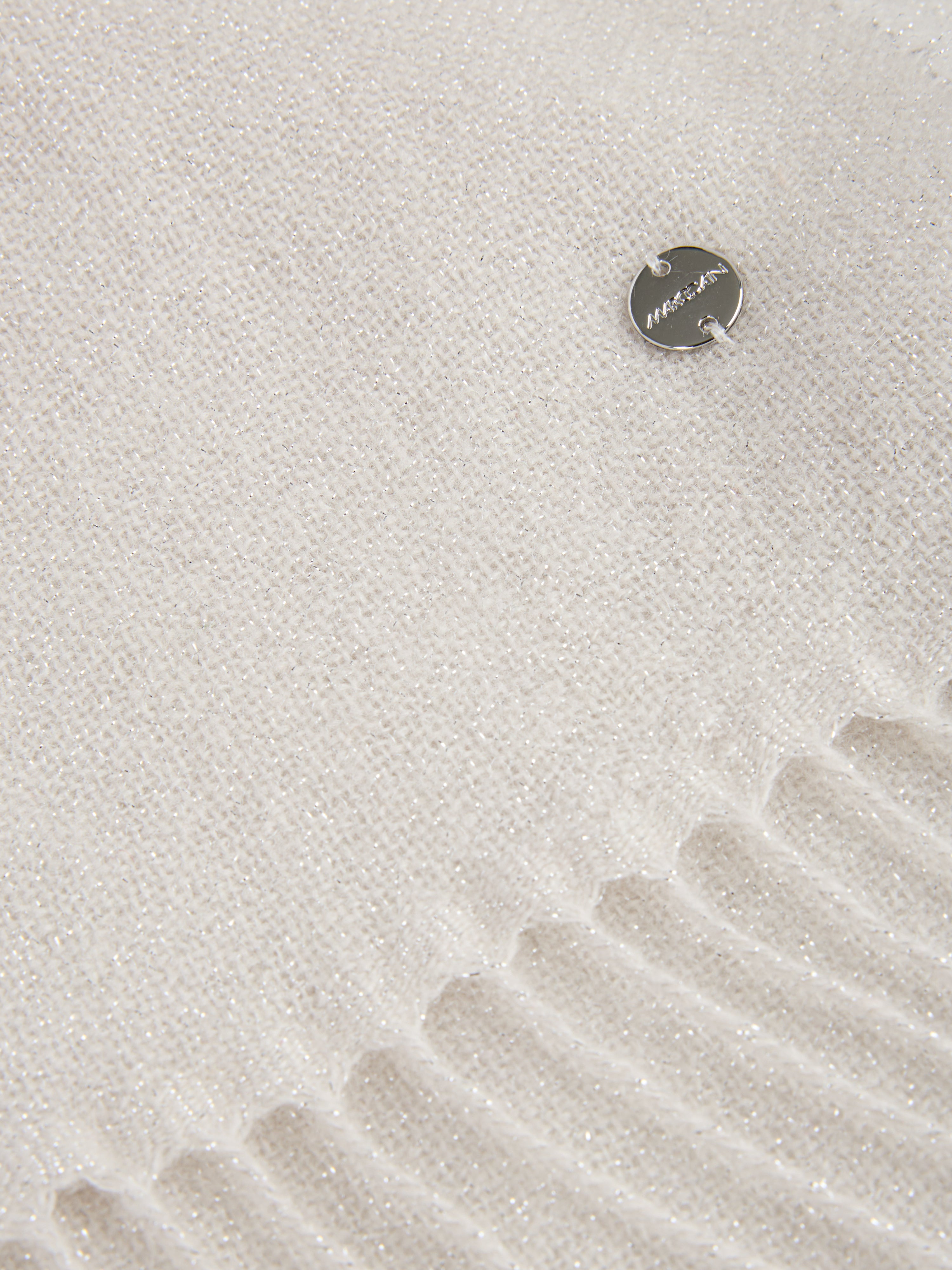 צעיף אלגנטי בגוון אפור בז' עם מראה יוקרתי, נצנוץ קל, בשילוב פרנזים עדין ותליון לוגו מתכתיהרכב: 80% צמר, 15% קשמיר, 5% פוליאסטרמידות: 50*200 ס"מ