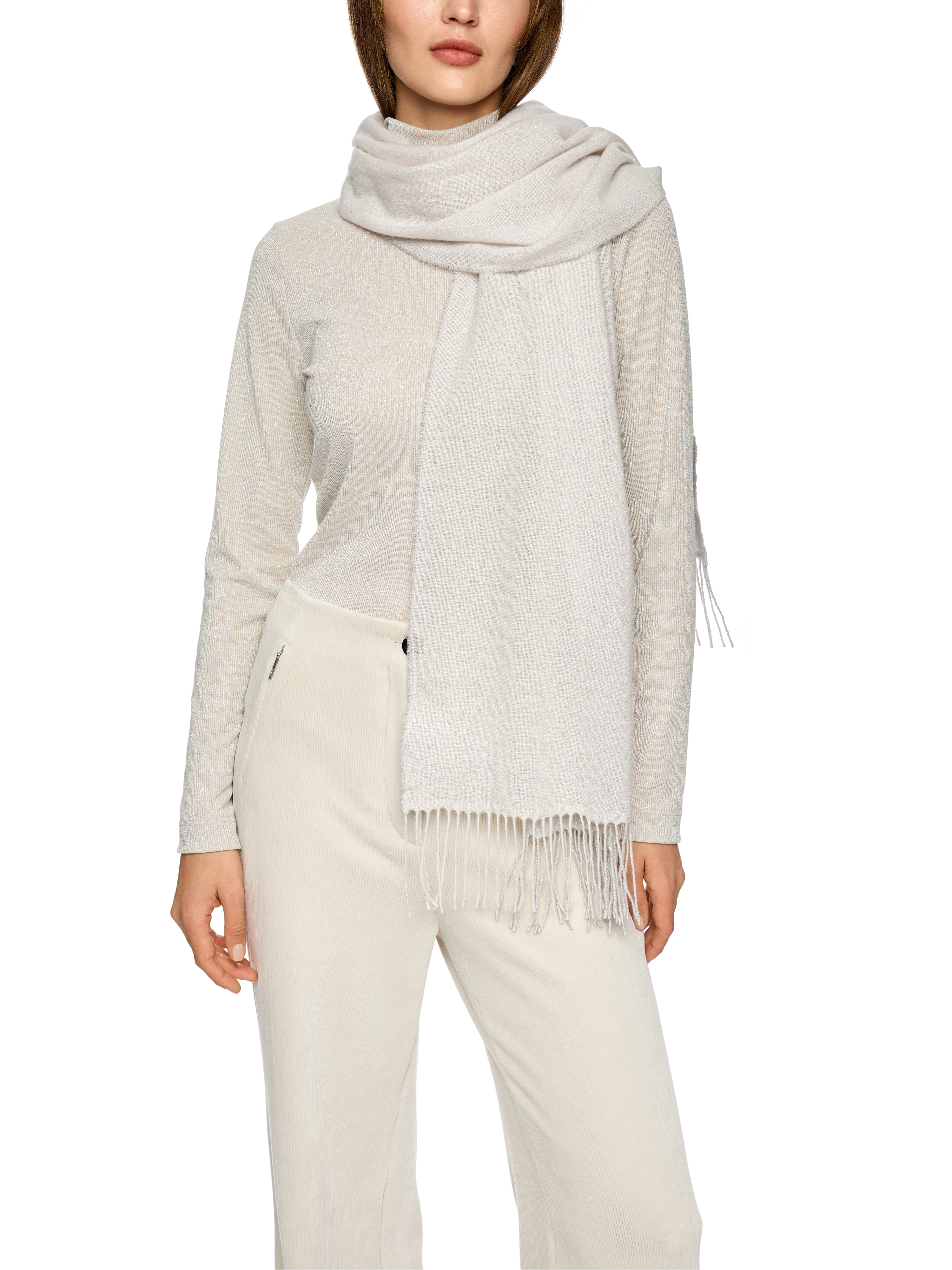 צעיף אלגנטי בגוון אפור בז' עם מראה יוקרתי, נצנוץ קל, בשילוב פרנזים עדין ותליון לוגו מתכתיהרכב: 80% צמר, 15% קשמיר, 5% פוליאסטרמידות: 50*200 ס"מ