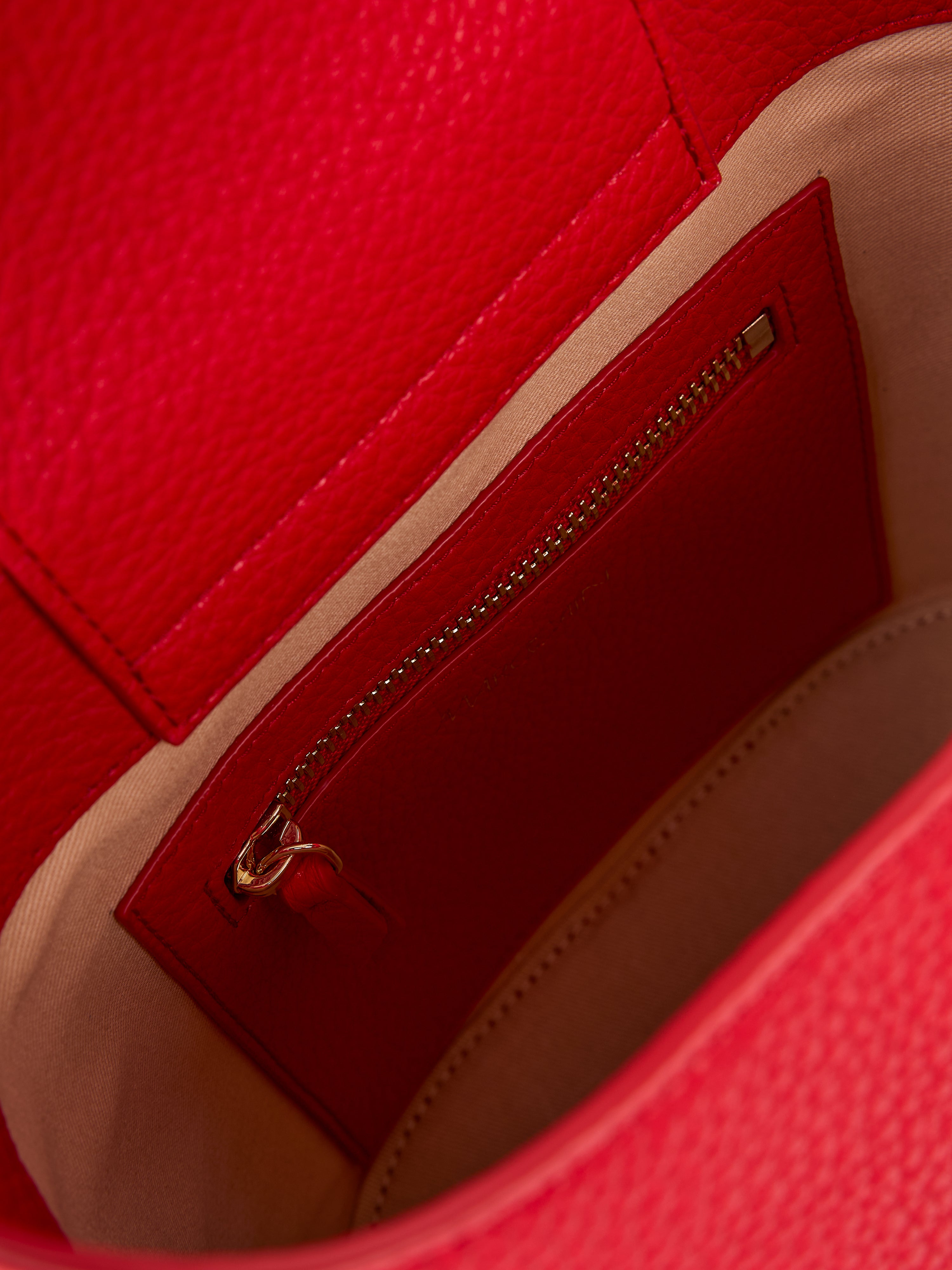 תיק כתף דמוי עור עם רצועה מתכווננת, סגירת דש מגנטי וכיס פנימיהרכב: 100% פוליאסטר בציפוי פוליאוריטןמידות: 20*15*20 ס"מ