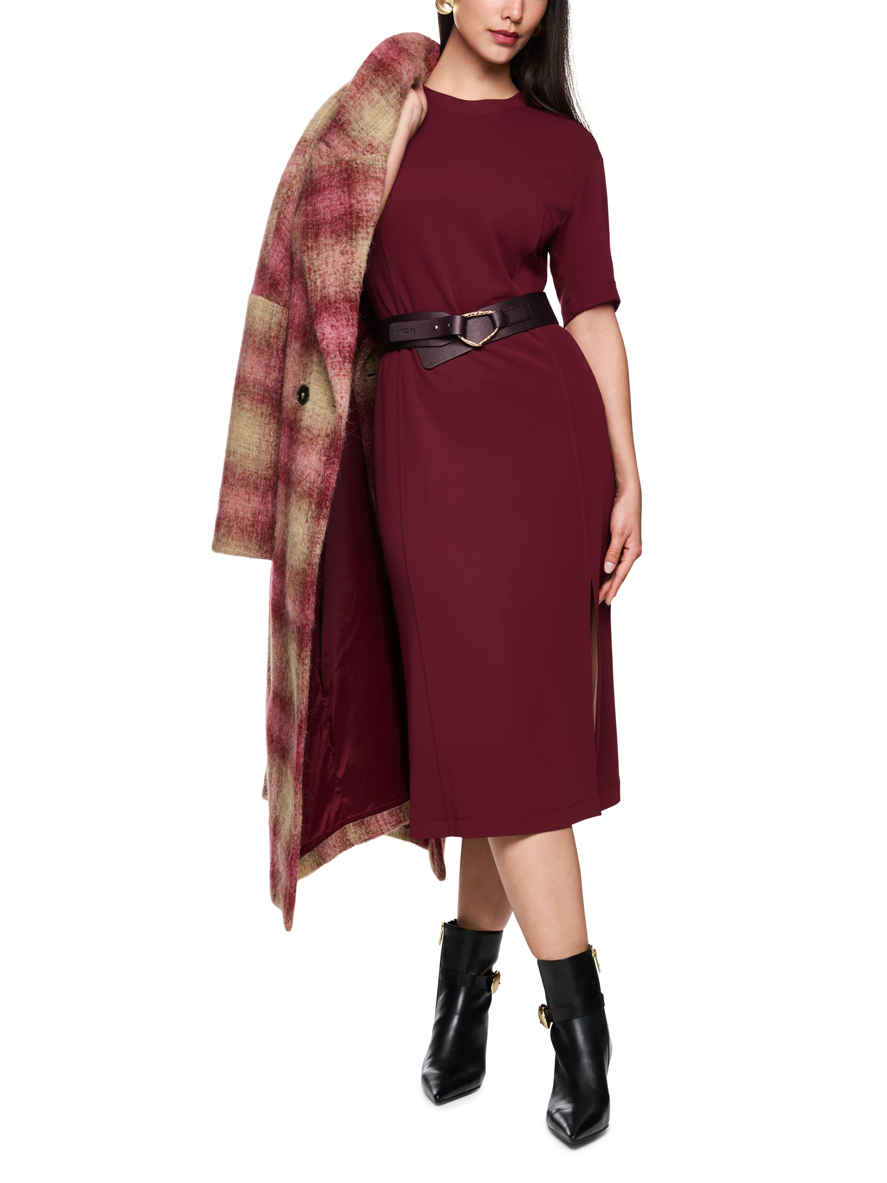 שמלת מידי ספורטיבית עם שסע וצווארון עגול הרכב: 100% ויסקוזההדוגמנית בגובה 1.79 ולובשת מידה 3 של מארק קיין