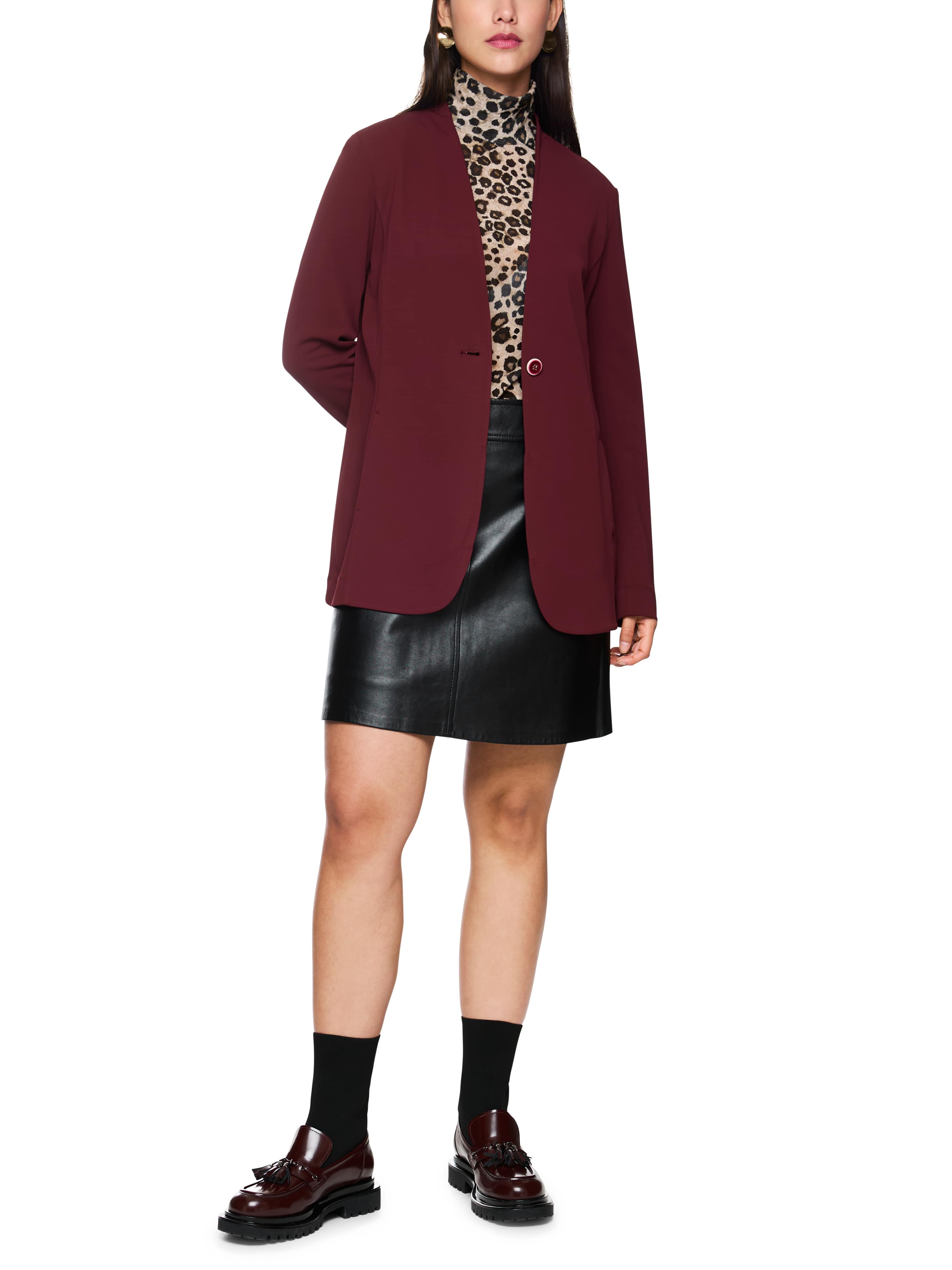 בלייזר מחויט עם סגירת כפתורים וכיסים צדדייםהרכב: 100% ויסקוזההדוגמנית בגובה 1.79 ולובשת מידה 3 של מארק קיין