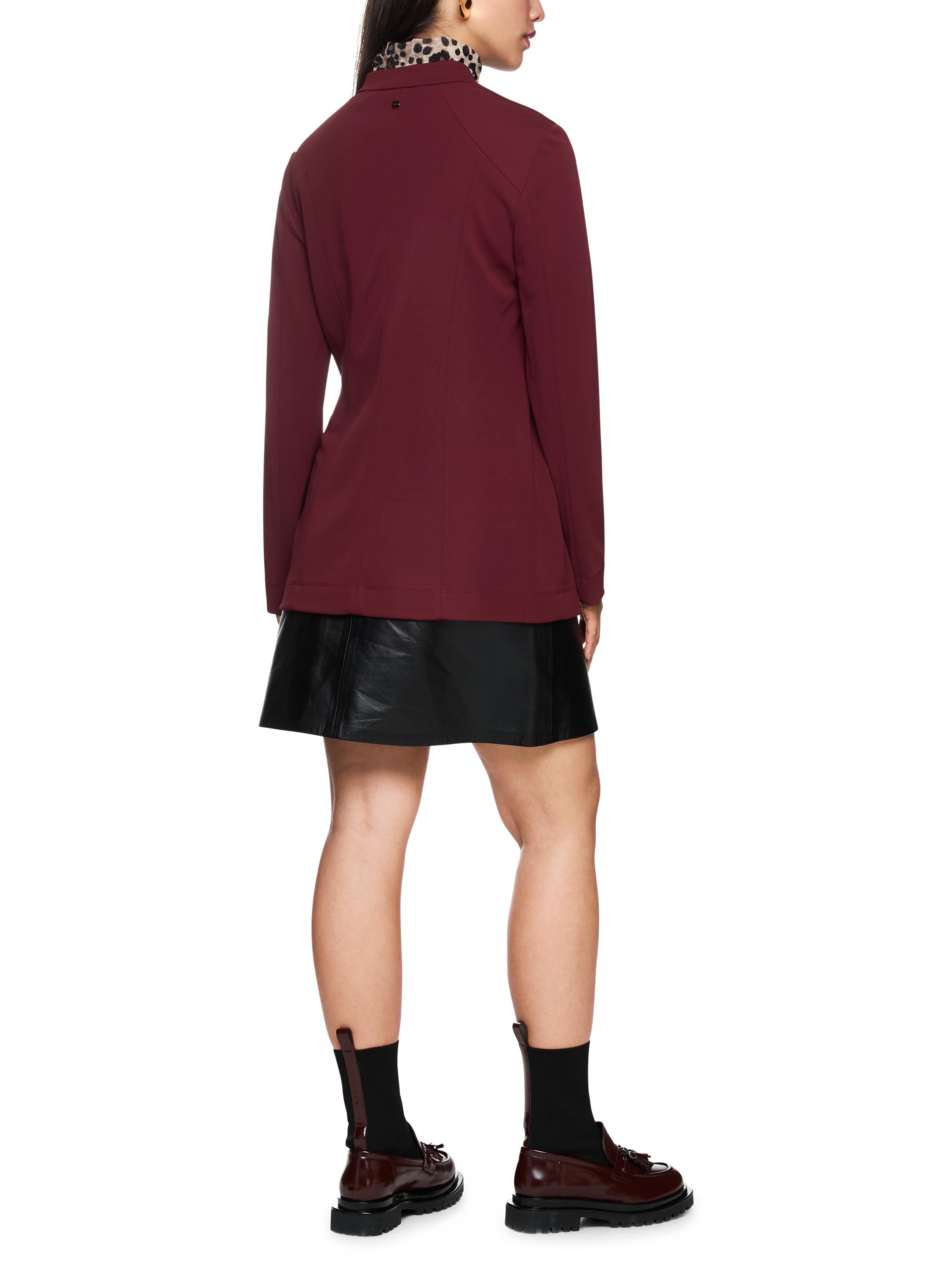 בלייזר מחויט עם סגירת כפתורים וכיסים צדדייםהרכב: 100% ויסקוזההדוגמנית בגובה 1.79 ולובשת מידה 3 של מארק קיין