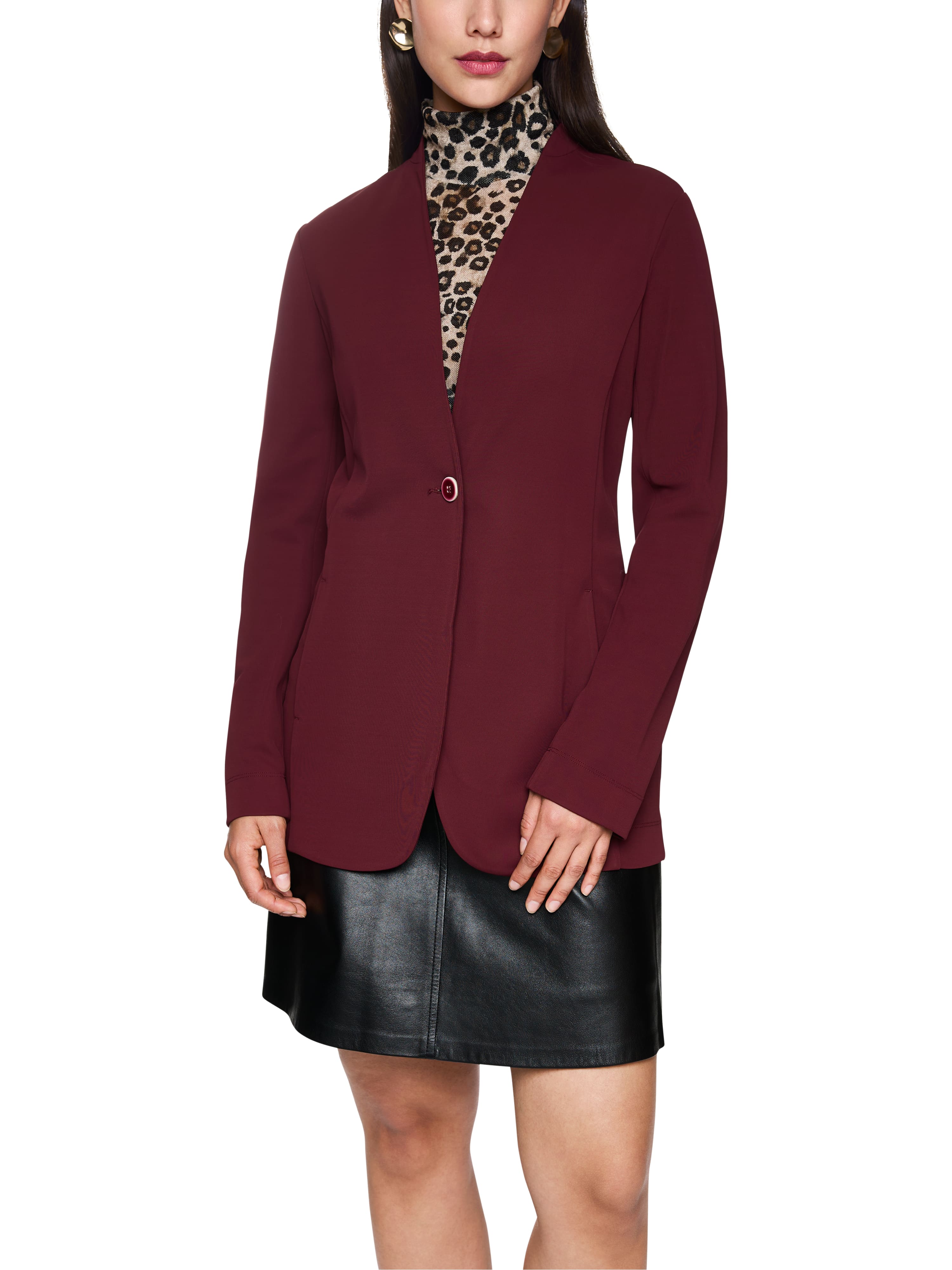 בלייזר מחויט עם סגירת כפתורים וכיסים צדדייםהרכב: 100% ויסקוזההדוגמנית בגובה 1.79 ולובשת מידה 3 של מארק קיין