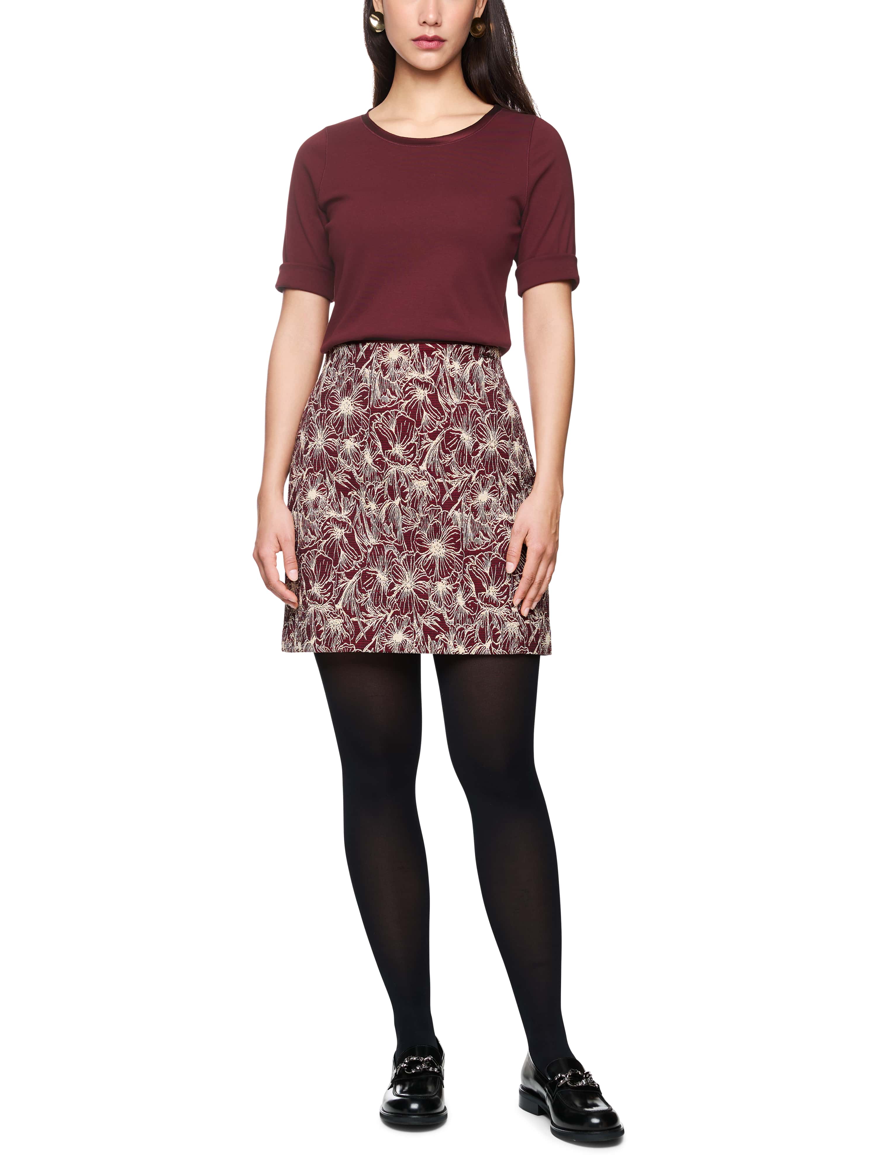 חולצת טי גזרה צמודה עם צווארון עגולהרכב: 92% כותנה, 8% אלסטןהדוגמנית בגובה 1.79 ולובשת מידה 3 של מארק קיין