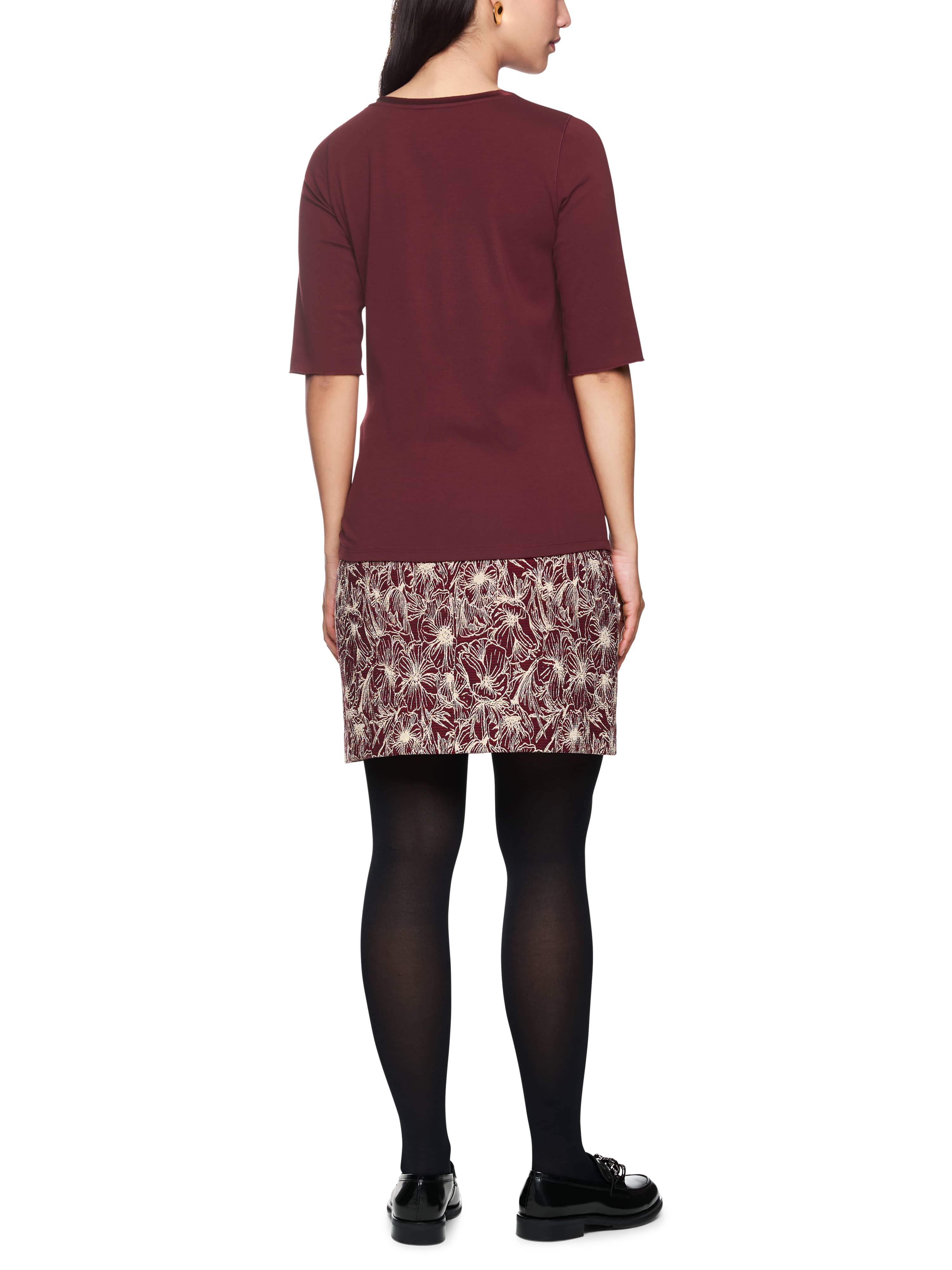 חולצת טי גזרה צמודה עם צווארון עגולהרכב: 92% כותנה, 8% אלסטןהדוגמנית בגובה 1.79 ולובשת מידה 3 של מארק קיין