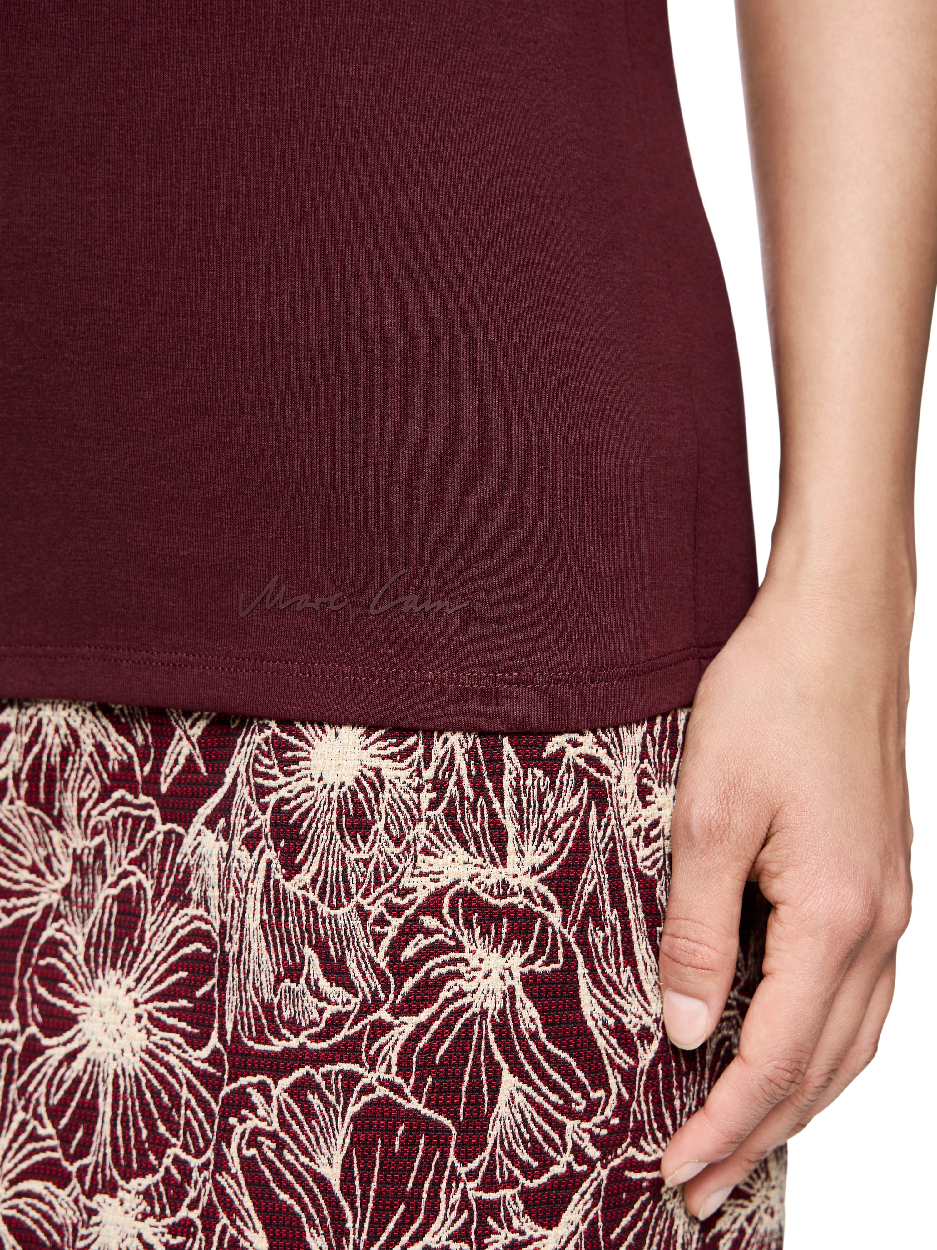 חולצת טי גזרה צמודה עם צווארון עגולהרכב: 92% כותנה, 8% אלסטןהדוגמנית בגובה 1.79 ולובשת מידה 3 של מארק קיין