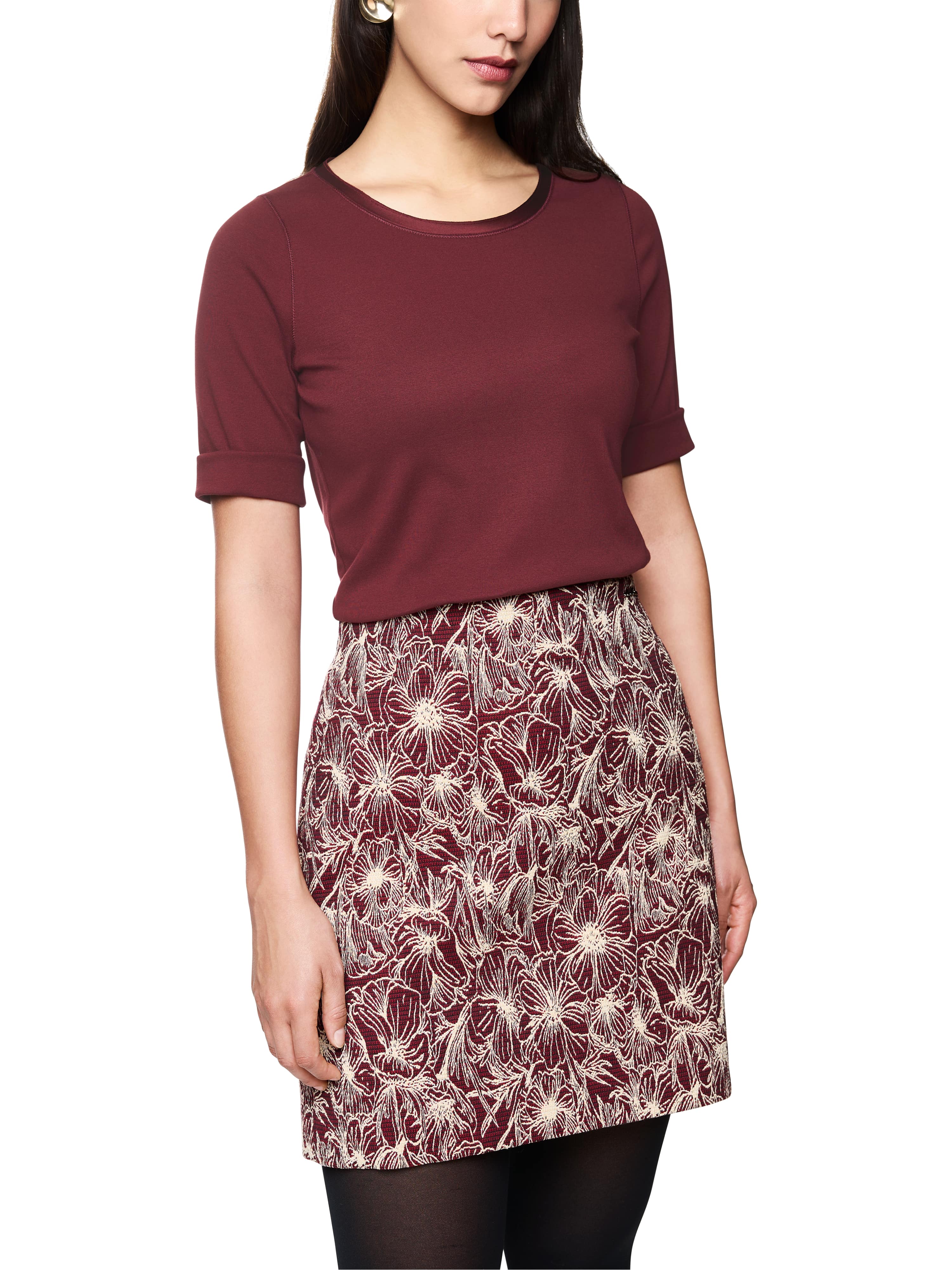 חולצת טי גזרה צמודה עם צווארון עגולהרכב: 92% כותנה, 8% אלסטןהדוגמנית בגובה 1.79 ולובשת מידה 3 של מארק קיין