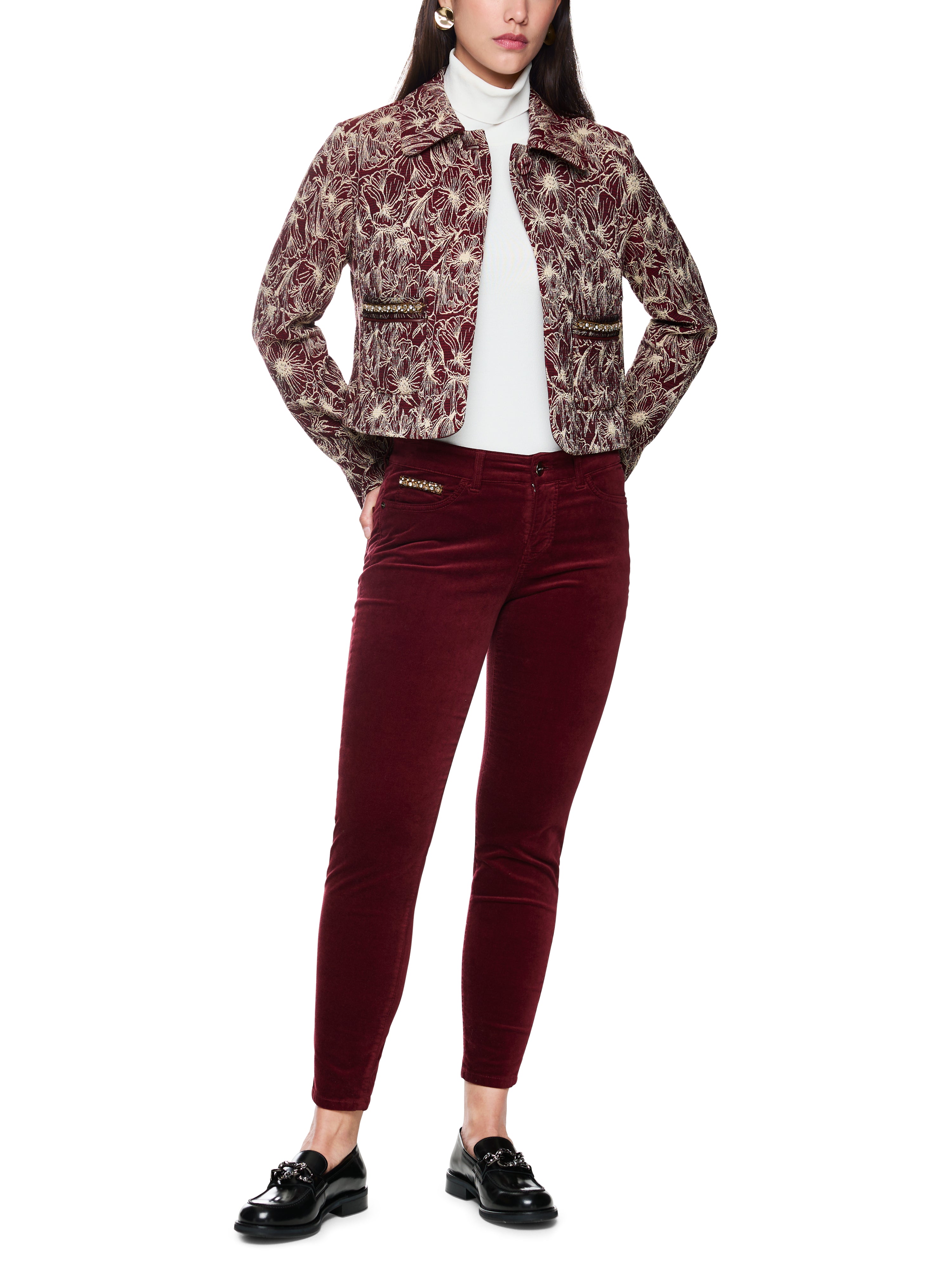 מכנסי קטיפה קז'ואל בגזרה צמודה הרכב: 54% כותנה, 35% מודאל, 8% פוליאסטר, 3% אלסטןהדוגמנית בגובה 1.79 ולובשת מידה 3 של מארק קיין