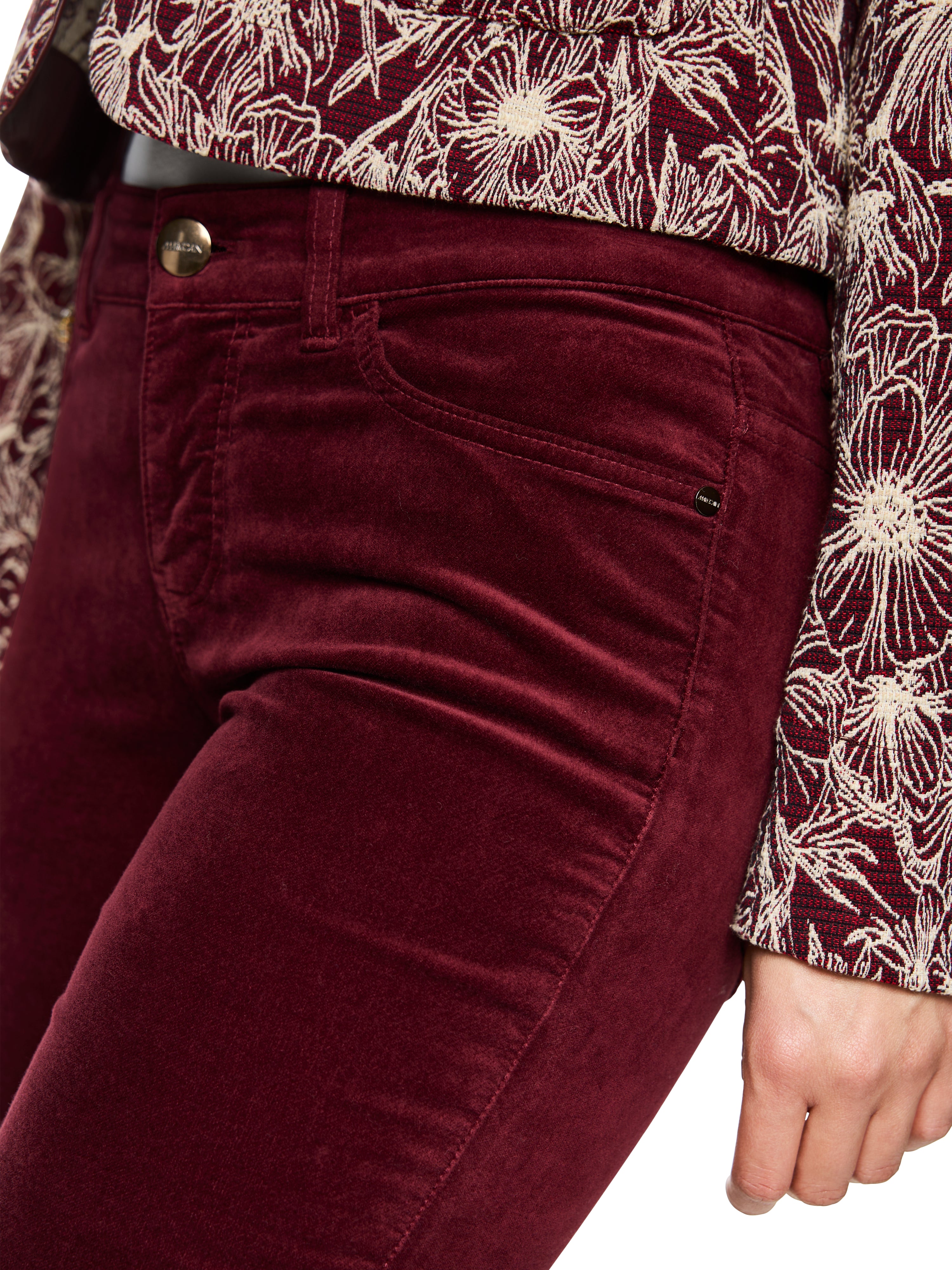 מכנסי קטיפה קז'ואל בגזרה צמודה הרכב: 54% כותנה, 35% מודאל, 8% פוליאסטר, 3% אלסטןהדוגמנית בגובה 1.79 ולובשת מידה 3 של מארק קיין