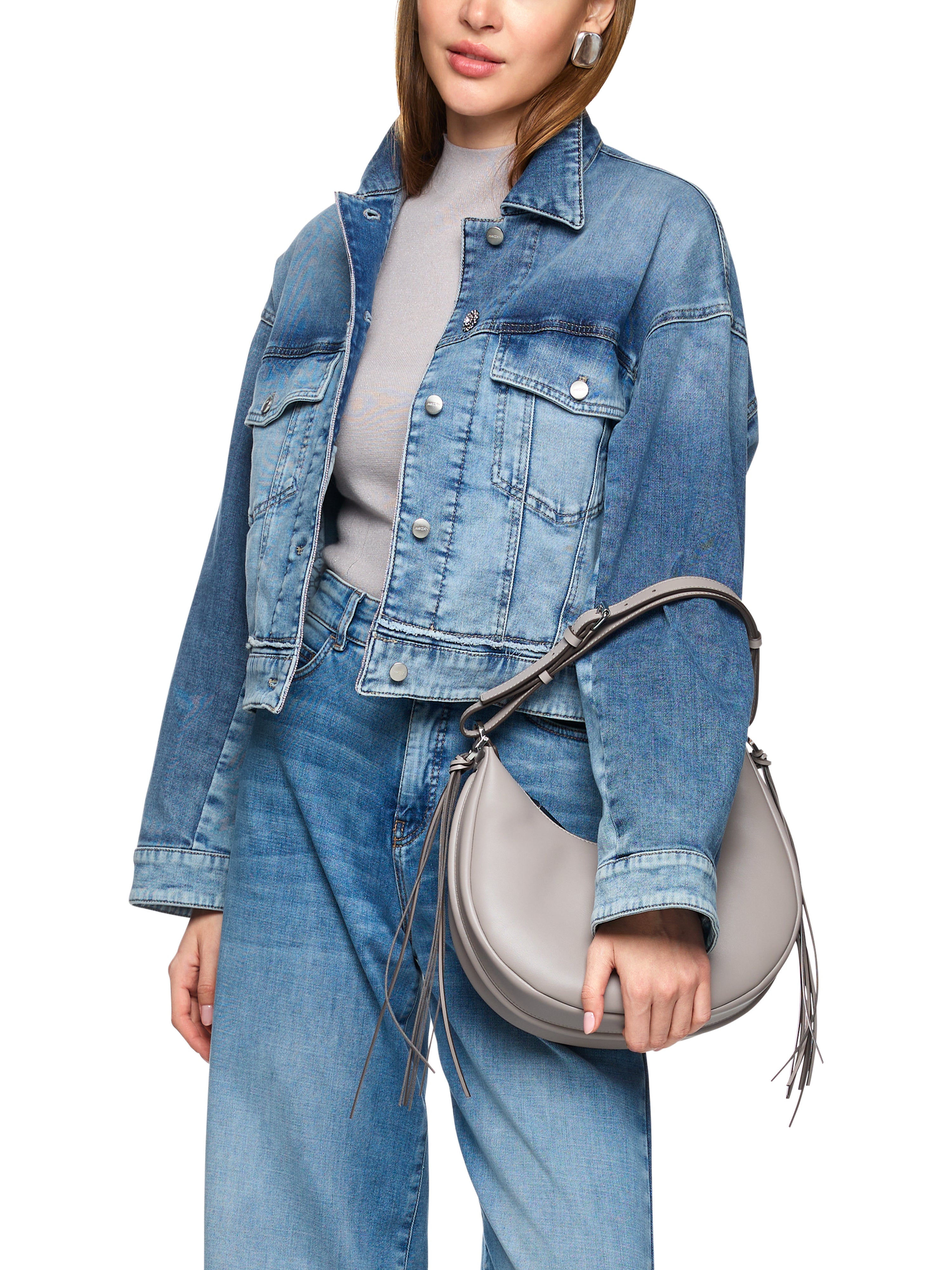 ג'קט ג'ינס קרופ במראה קז'ואל עם כיסים הרכב: 92% כותנה, 6% אלסטומולטיאסטר, 2% אלסטןהדוגמנית בגובה 1.79 ולובשת מידה 3 של מארק קיין