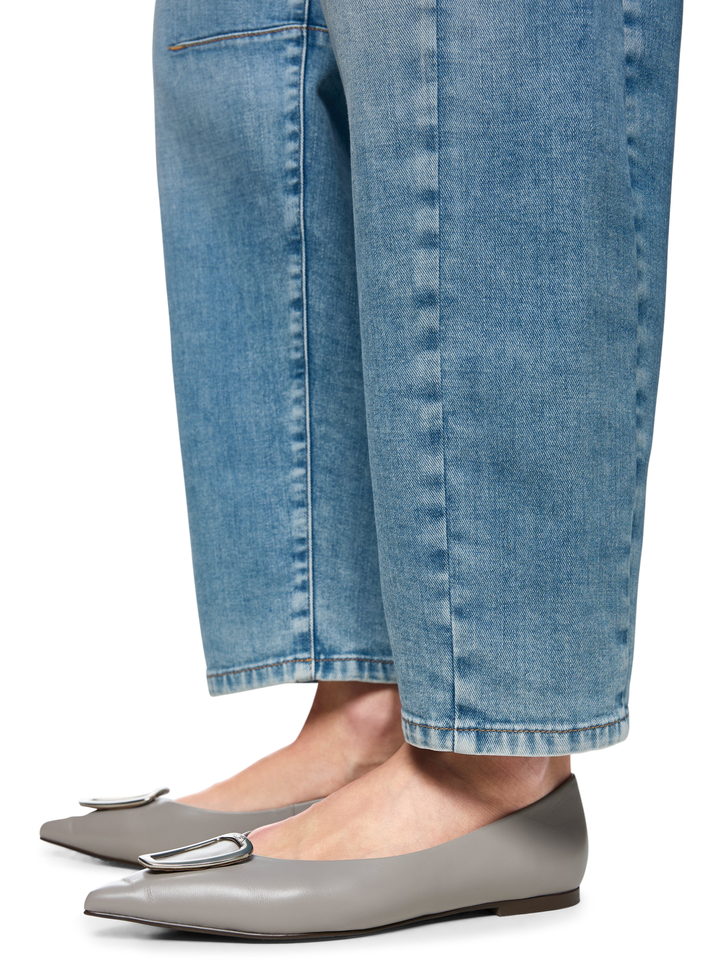 מכנסי ג'ינס בגזרה גבוהה עם סגירת רוכסן וכפתורהרכב: 92% כותנה, 6% אלסטומולטיאסטר, 2% אלסטןהדוגמנית בגובה 1.79 ולובשת מידה 3 של מארק קיין