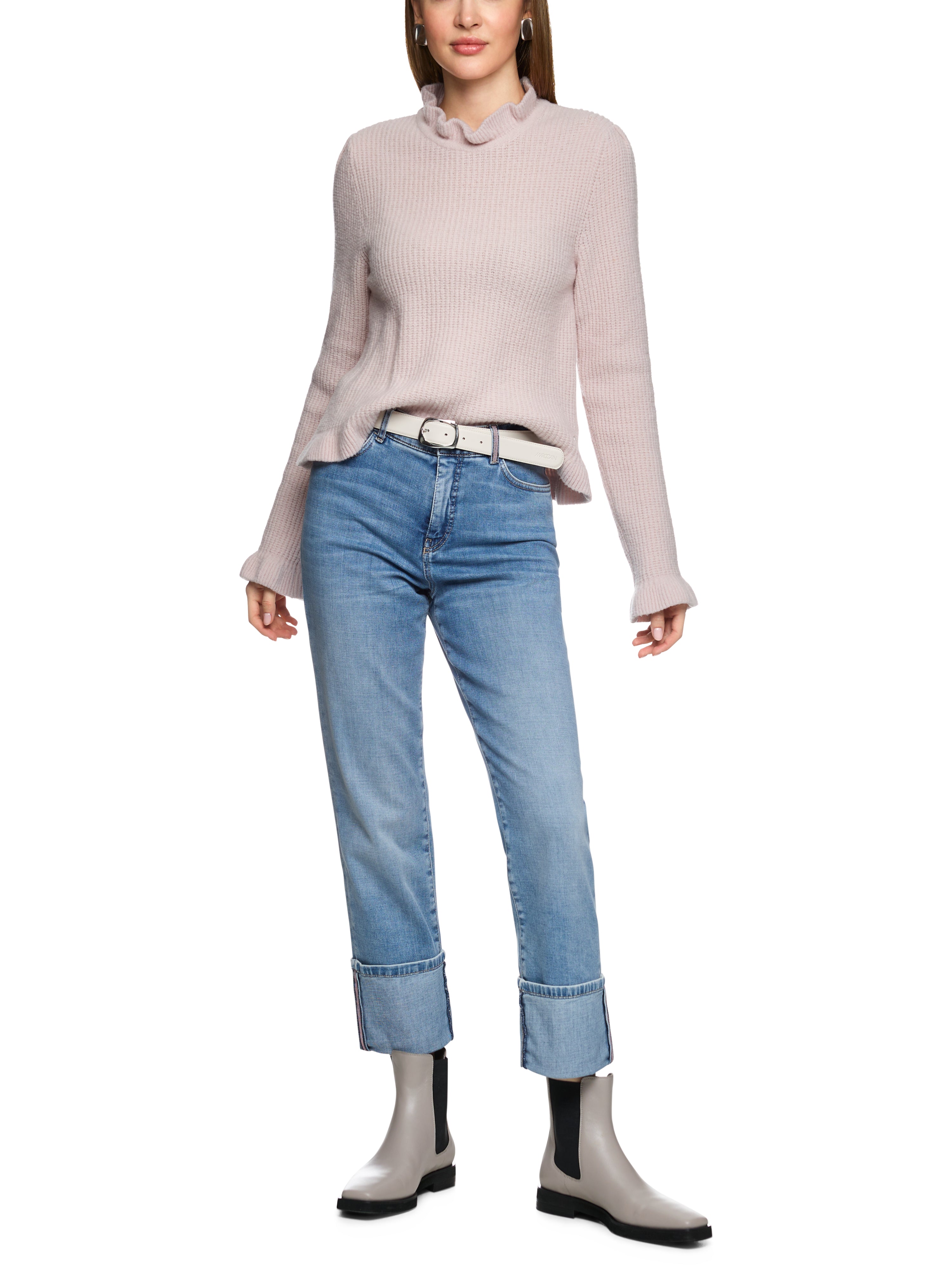 מכנסי ג'ינס גזרה צמודה באורך 7/8 עם סגירת רוכסן וכפתורהרכב: 92% כותנה, 6% אלסטומולטיאסטר, 2% אלסטןהדוגמנית בגובה 1.79 ולובשת מידה 3 של מארק קיין