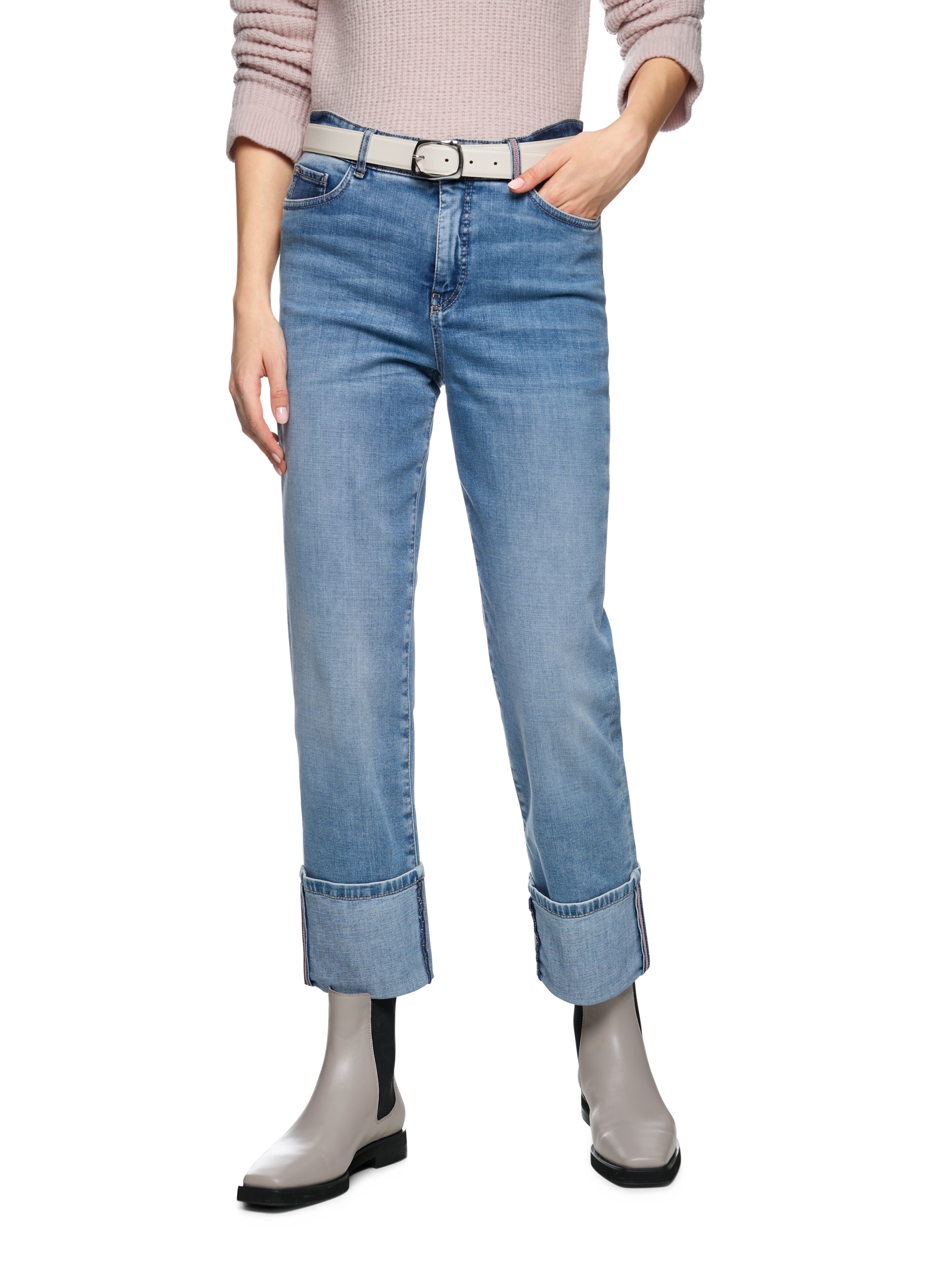 מכנסי ג'ינס גזרה צמודה באורך 7/8 עם סגירת רוכסן וכפתורהרכב: 92% כותנה, 6% אלסטומולטיאסטר, 2% אלסטןהדוגמנית בגובה 1.79 ולובשת מידה 3 של מארק קיין