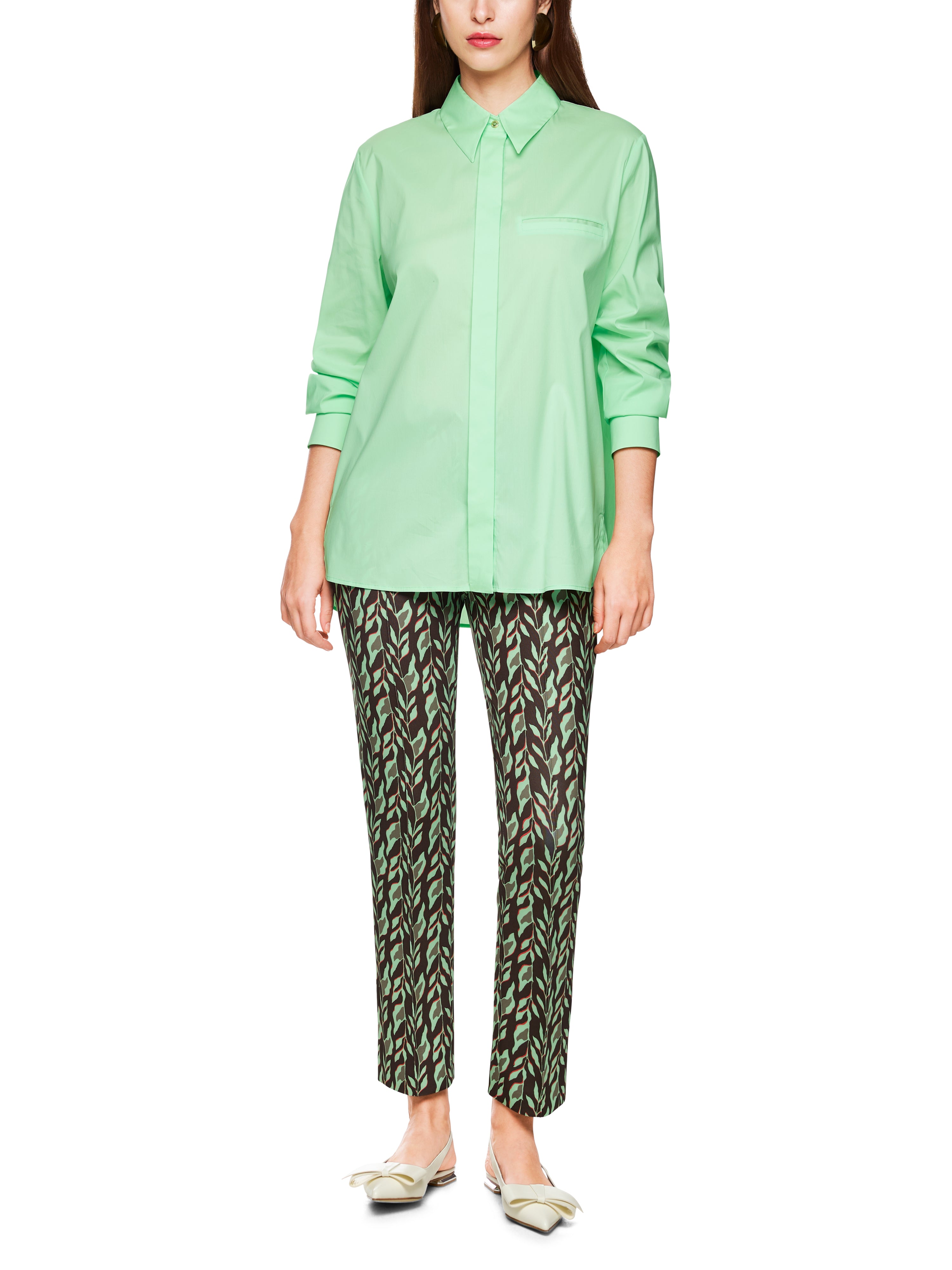 חולצה מכופתרת בגזרת אוברסייז עם כפתורים נסתריםהרכב: 75% כותנה, 20% פוליאמיד, 5% אלסטןהדוגמנית בגובה 1.79 ולובשת מידה 3 של מארק קיין