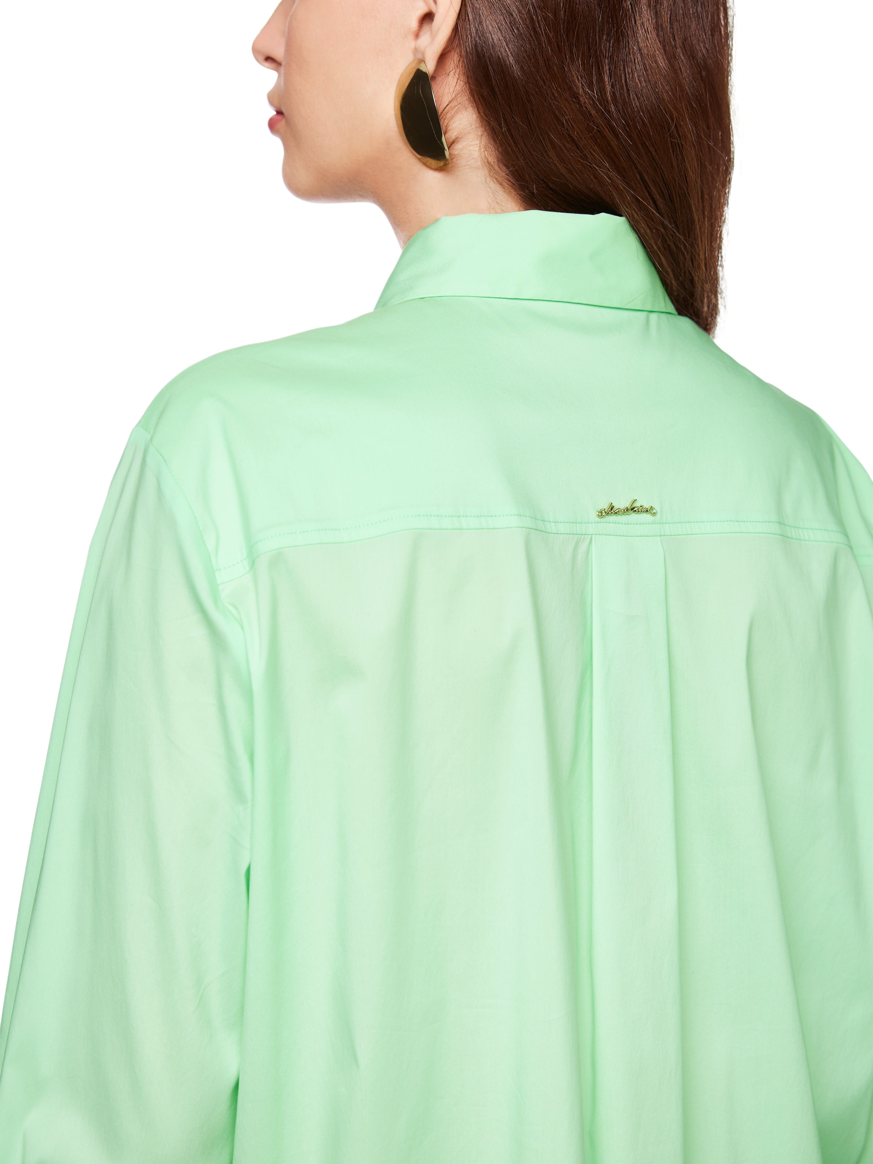 חולצה מכופתרת בגזרת אוברסייז עם כפתורים נסתריםהרכב: 75% כותנה, 20% פוליאמיד, 5% אלסטןהדוגמנית בגובה 1.79 ולובשת מידה 3 של מארק קיין