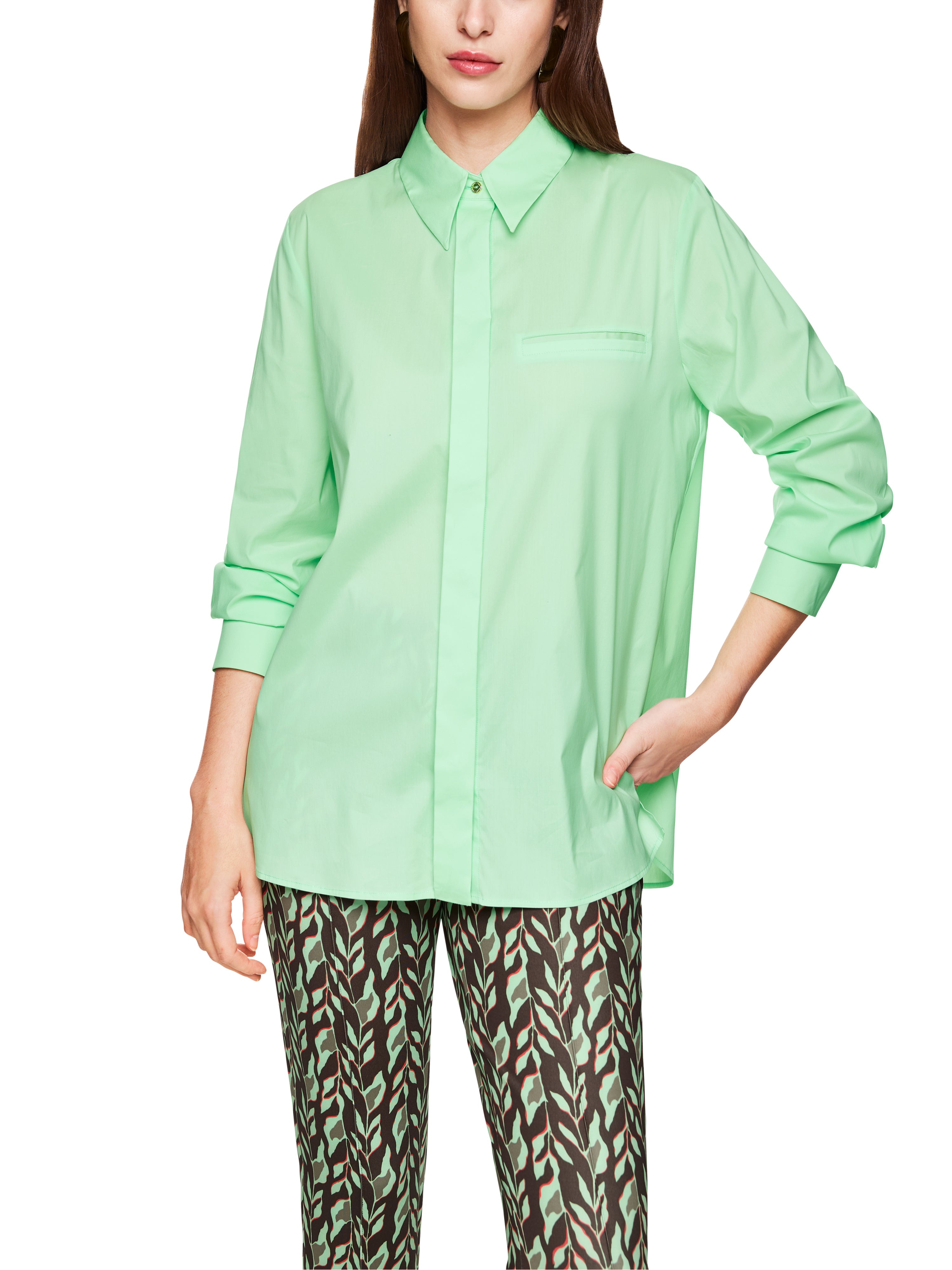 חולצה מכופתרת בגזרת אוברסייז עם כפתורים נסתריםהרכב: 75% כותנה, 20% פוליאמיד, 5% אלסטןהדוגמנית בגובה 1.79 ולובשת מידה 3 של מארק קיין