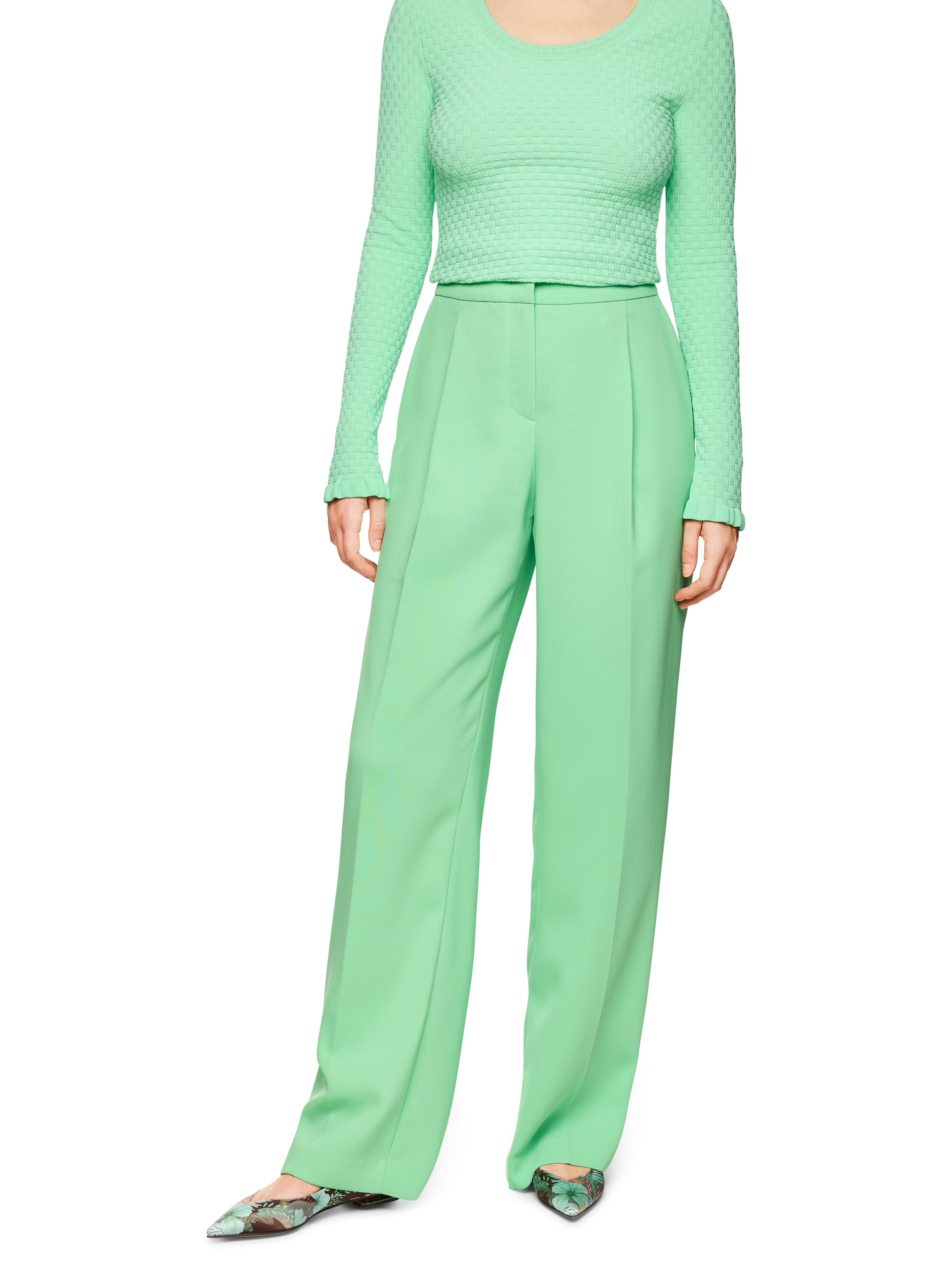 מכנסיים מחוייטים בגזרה גבוהההרכב: 97% פוליאסטר, 3% אלסטןהדוגמנית בגובה 1.79 ולובשת מידה 3 של מארק קיין