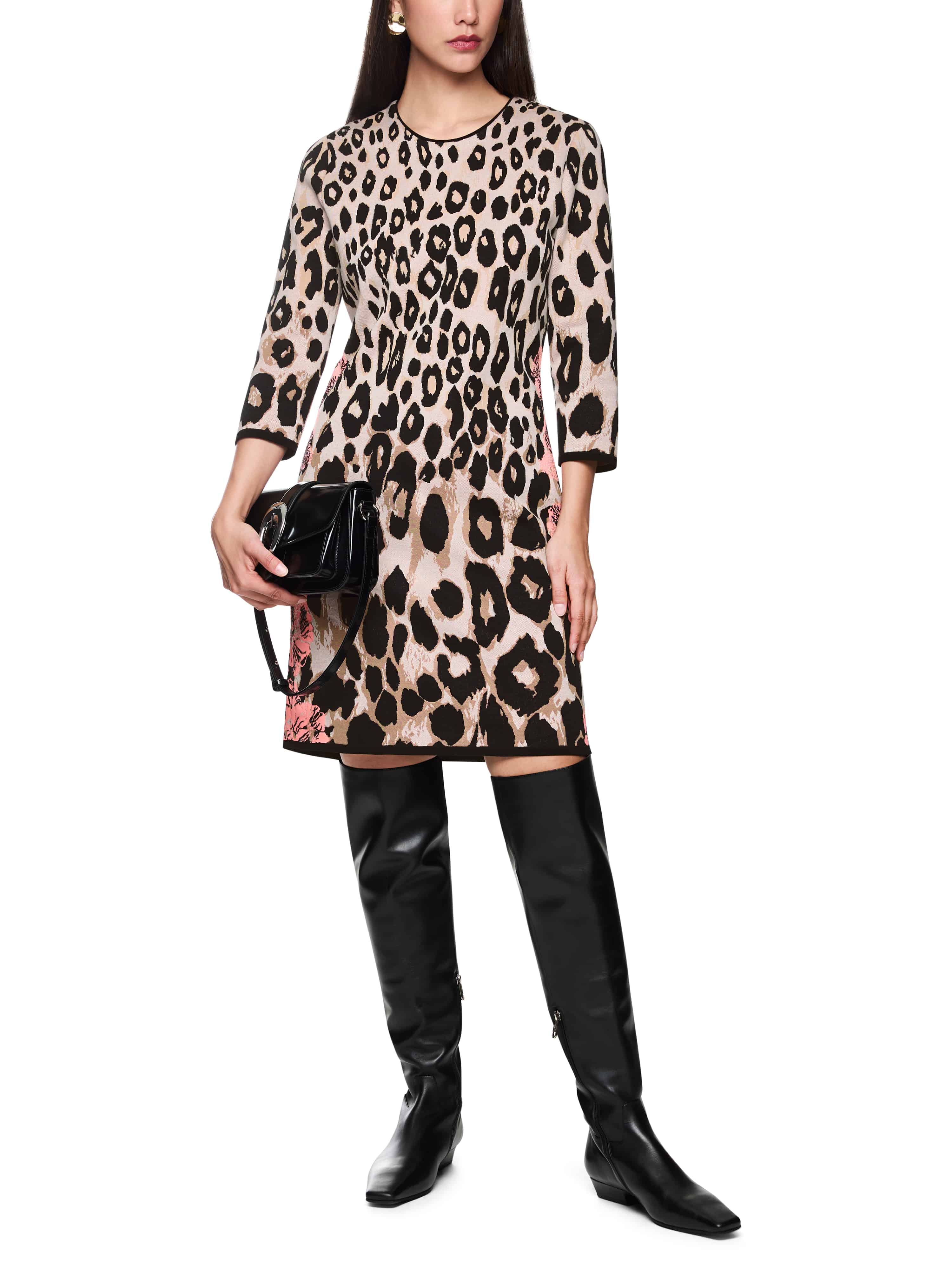 שמלת מיני הדפס סרוגה עם צווארון עגול ושרוולי ¾הרכב: 43% כותנה, 23% פוליאסטר, 23% כותנה, 11% ויסקוזההדוגמנית בגובה 1.79 ולובשת מידה 3 של מארק קיין