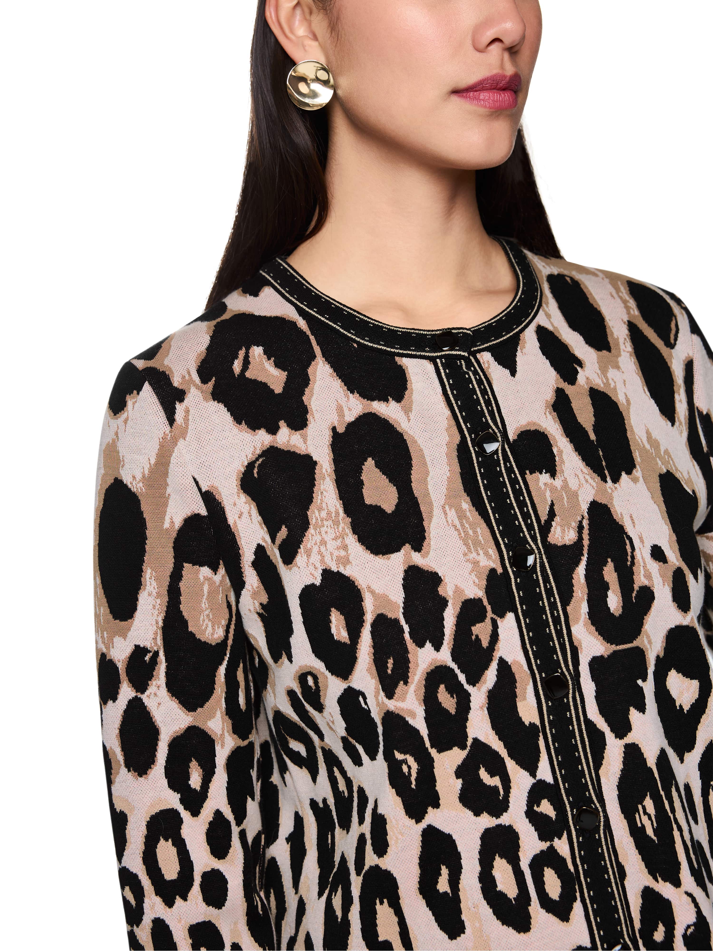 קרדיגן קרופ סרוג בעל גזרה ישרה וצווארון עגולהרכב: 43% כותנה, 23% פוליאסטר, 23% כותנה (אורגנית), 11% ויסקוזההדוגמנית בגובה 1.79 ולובשת מידה 3 של מארק קיין