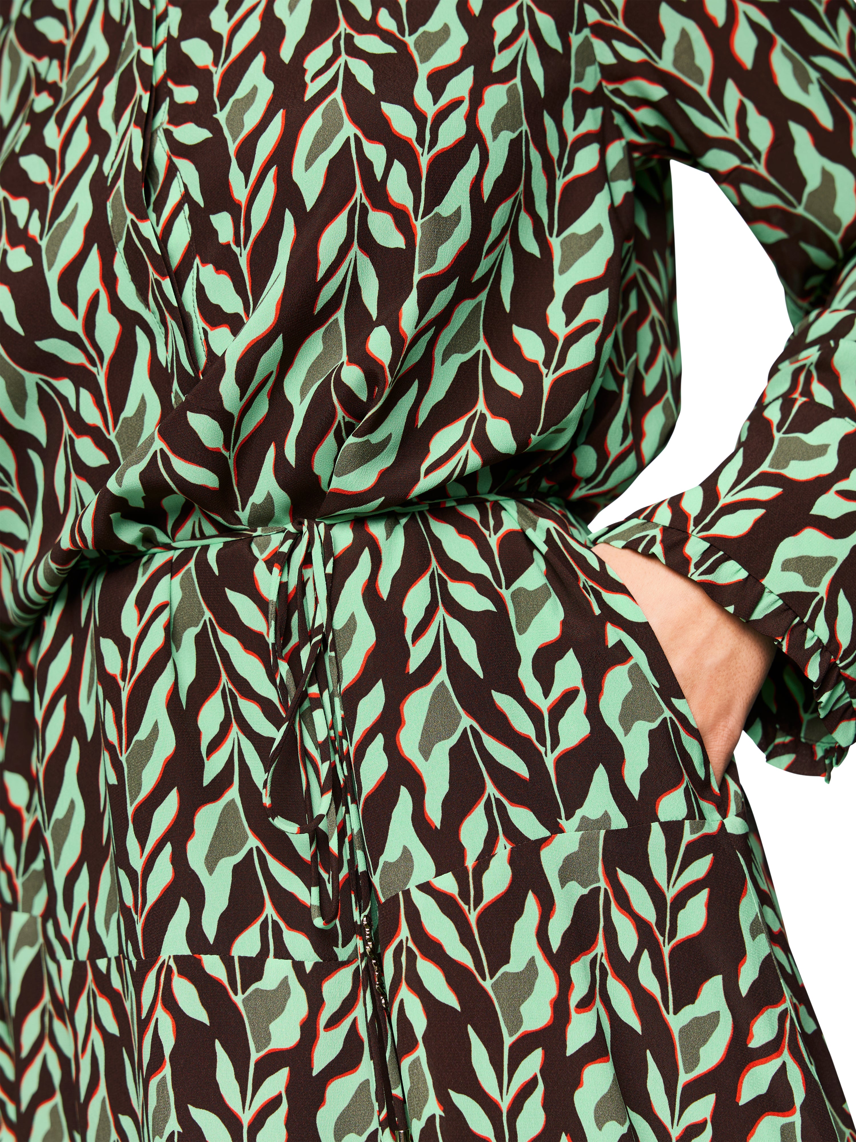 שמלת מיני עם חגורת קשירה וכפתורים נסתריםהרכב: 100% ויסקוזה הדוגמנית בגובה 1.79 ולובשת מידה 3 של מארק קיין