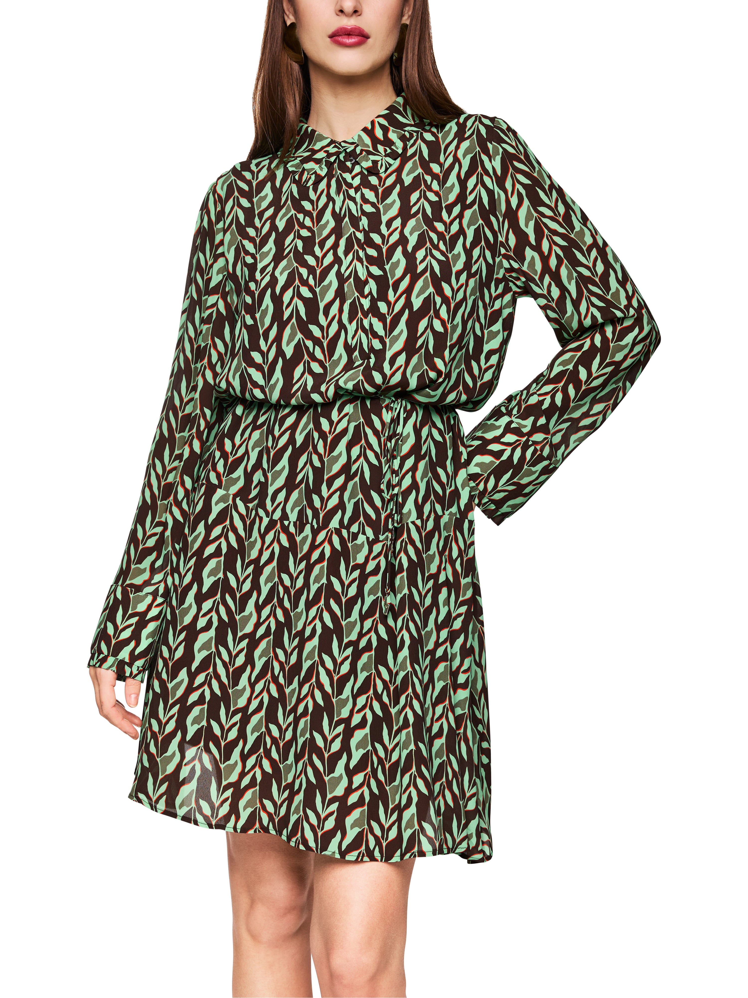 שמלת מיני עם חגורת קשירה וכפתורים נסתריםהרכב: 100% ויסקוזה הדוגמנית בגובה 1.79 ולובשת מידה 3 של מארק קיין