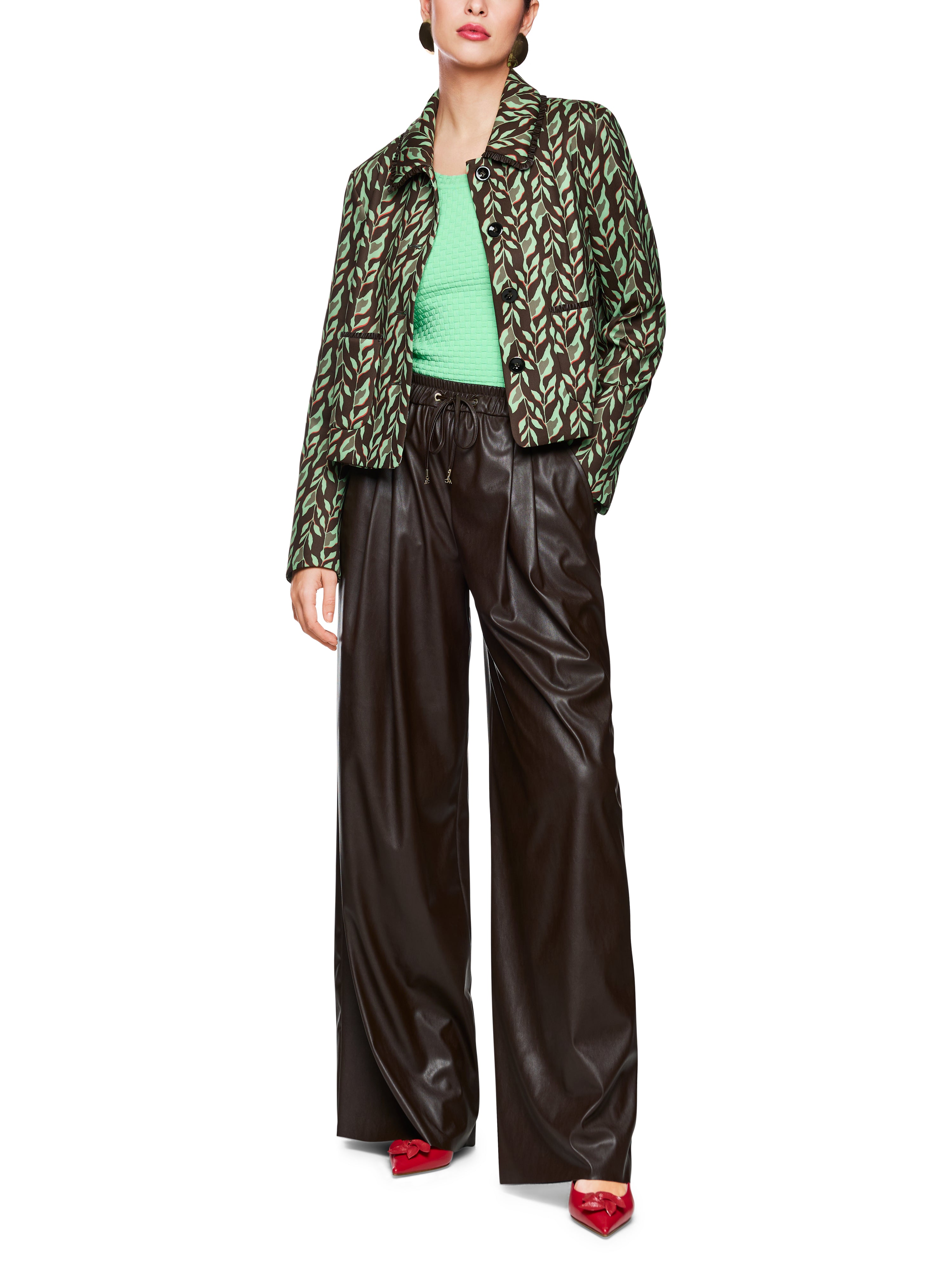 ז'קט קרופ מבד סקובה עם סגירת כפתורים בהדפס עליםהרכב: 87% פוליאסטר, 13% אלסטןהדוגמנית בגובה 1.79 ולובשת מידה 3 של מארק קיין