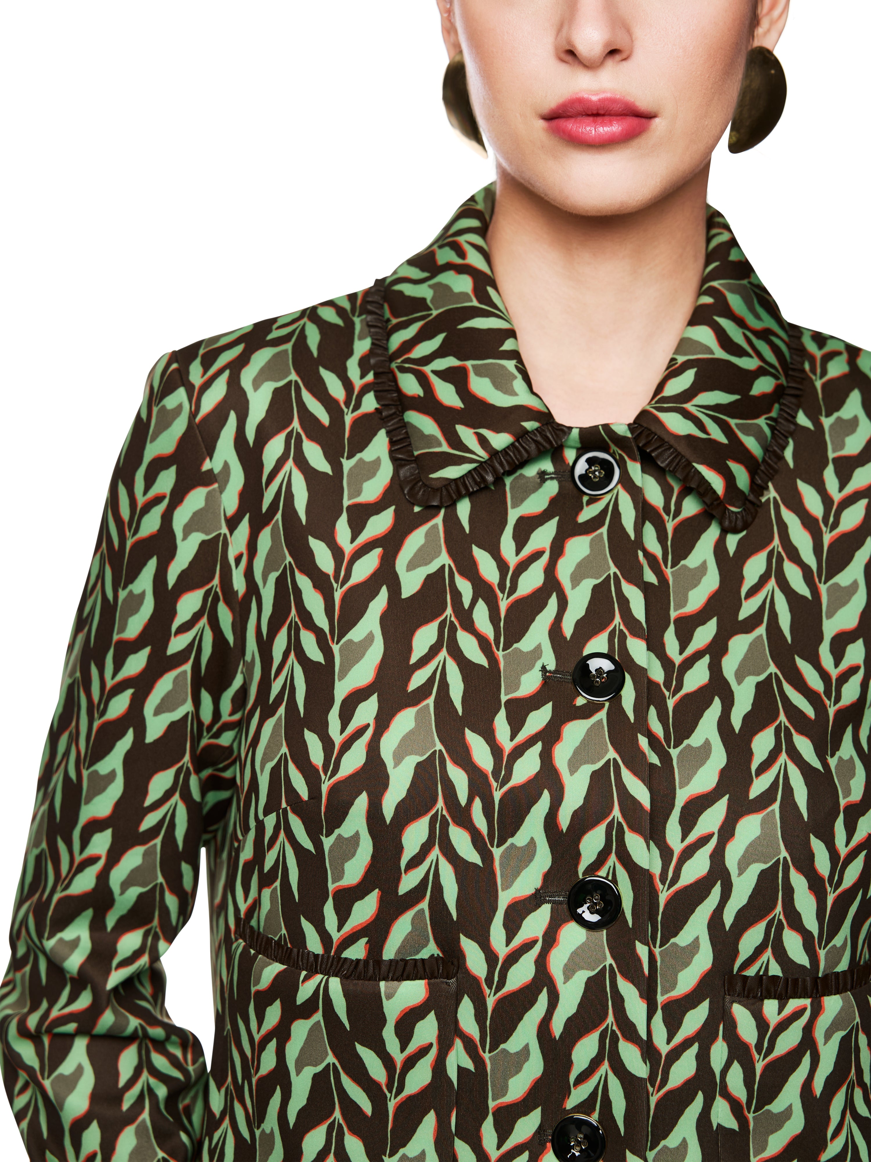 ז'קט קרופ מבד סקובה עם סגירת כפתורים בהדפס עליםהרכב: 87% פוליאסטר, 13% אלסטןהדוגמנית בגובה 1.79 ולובשת מידה 3 של מארק קיין