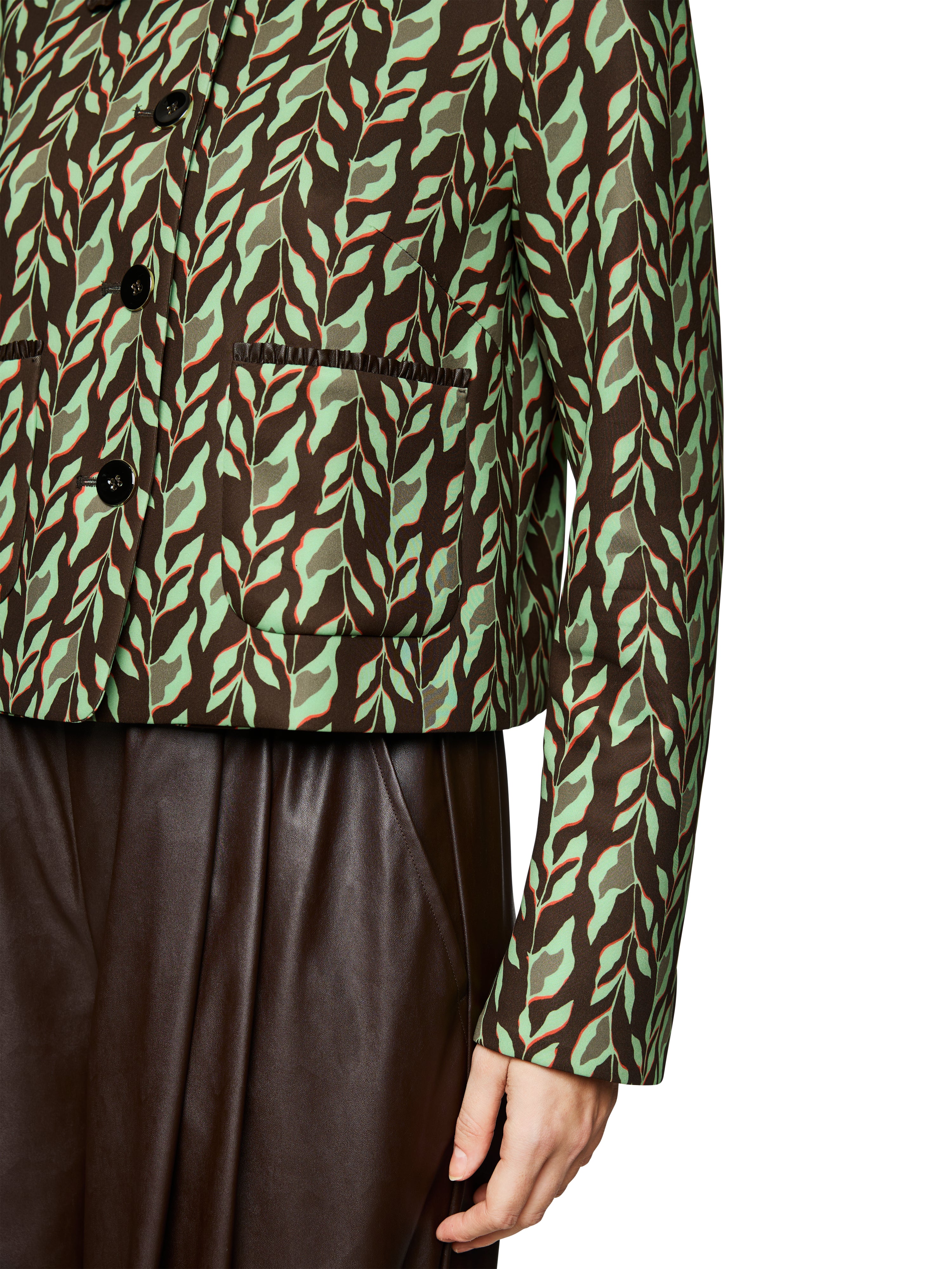 ז'קט קרופ מבד סקובה עם סגירת כפתורים בהדפס עליםהרכב: 87% פוליאסטר, 13% אלסטןהדוגמנית בגובה 1.79 ולובשת מידה 3 של מארק קיין