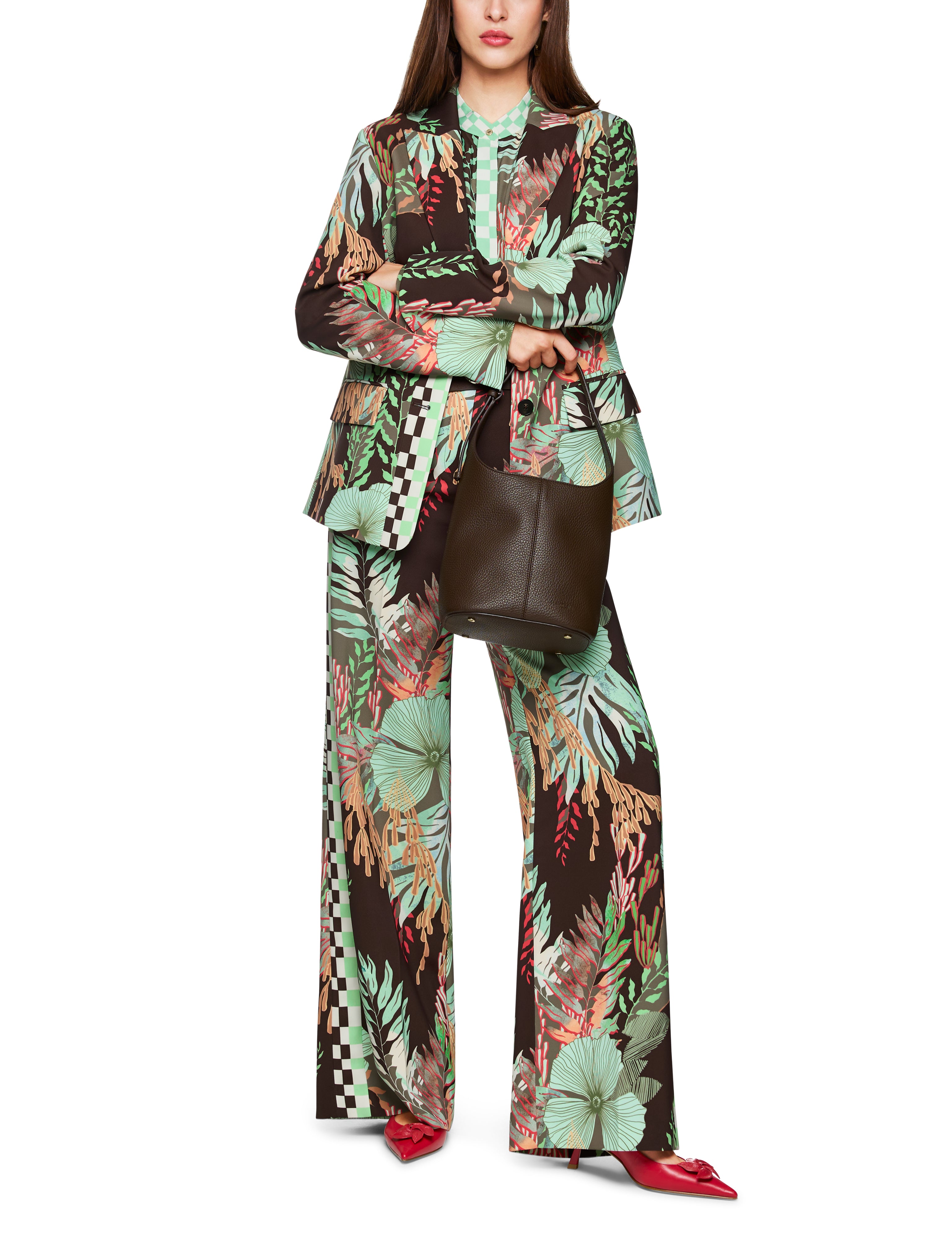 בלייזר מחוייט עם הדפס פרחוני בשילוב פרטים גאומטריים הרכב: 97% פוליאסטר, 3% אלסטןהדוגמנית בגובה 1.79 ולובשת מידה 3 של מארק קיין