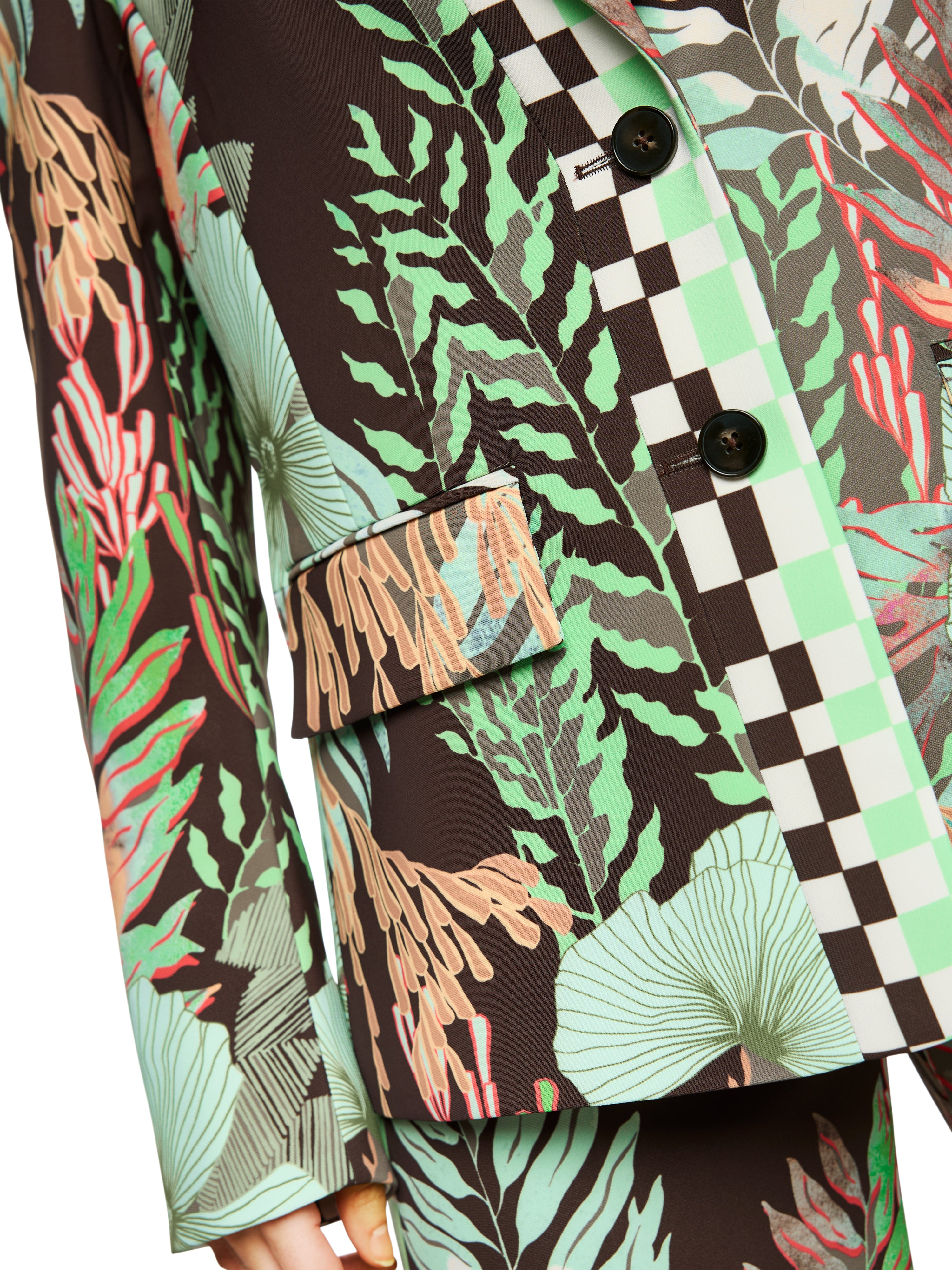 בלייזר מחוייט עם הדפס פרחוני בשילוב פרטים גאומטריים הרכב: 97% פוליאסטר, 3% אלסטןהדוגמנית בגובה 1.79 ולובשת מידה 3 של מארק קיין