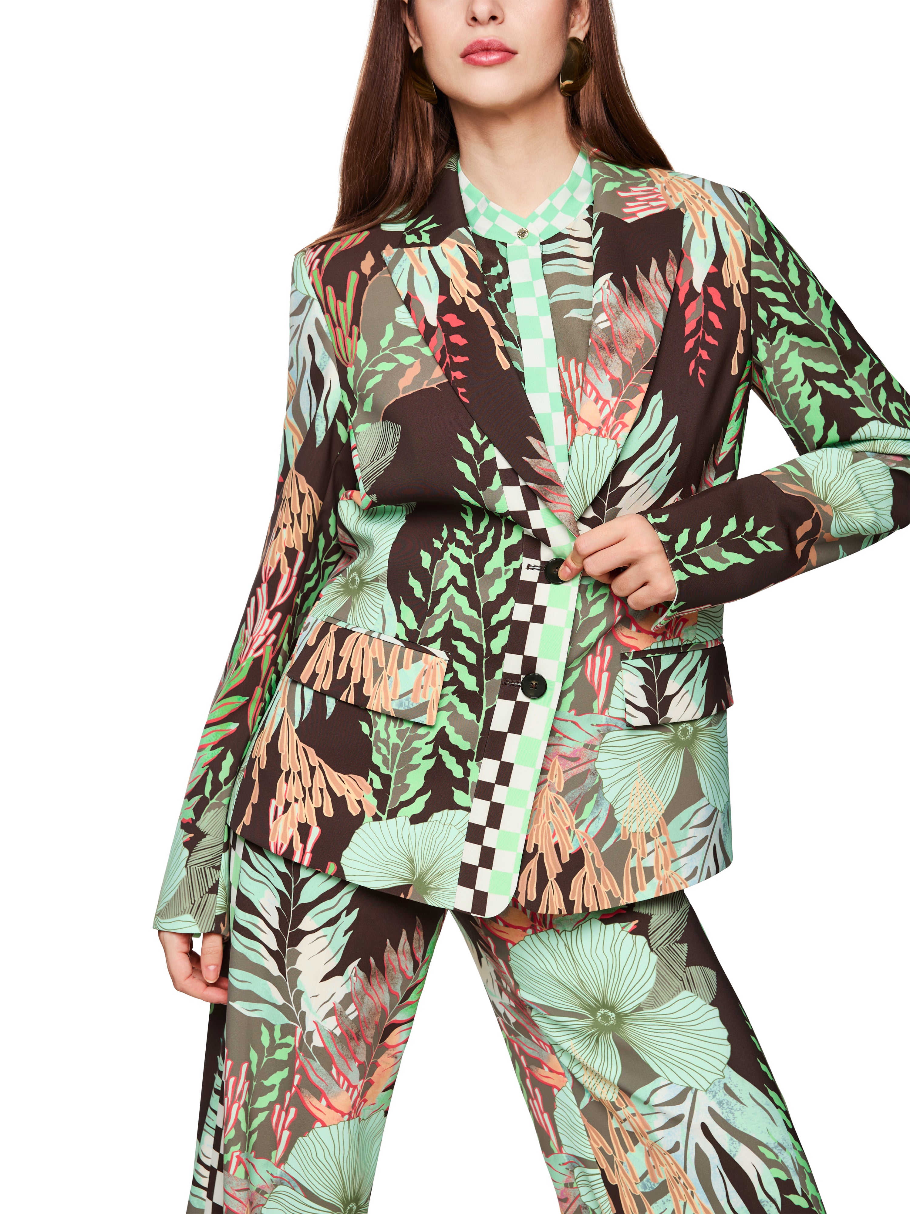 בלייזר מחוייט עם הדפס פרחוני בשילוב פרטים גאומטריים הרכב: 97% פוליאסטר, 3% אלסטןהדוגמנית בגובה 1.79 ולובשת מידה 3 של מארק קיין