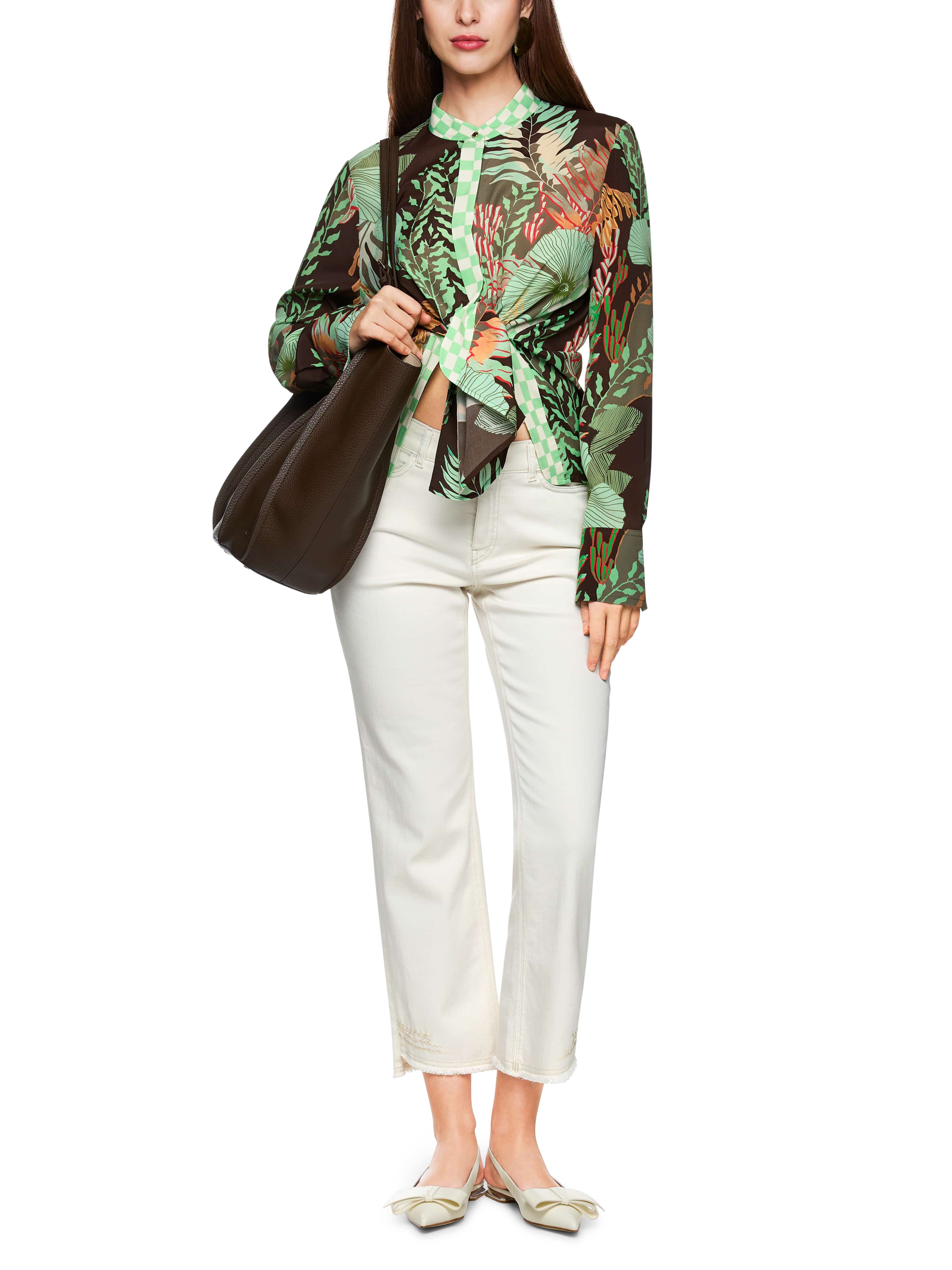 חולצה מכופתרת עם כפתורים נסתרים וללא צווארון בהדפס פרחוניהרכב: 66% ויסקוזה, 34% משיהדוגמנית בגובה 1.79 ולובשת מידה 3 של מארק קיין