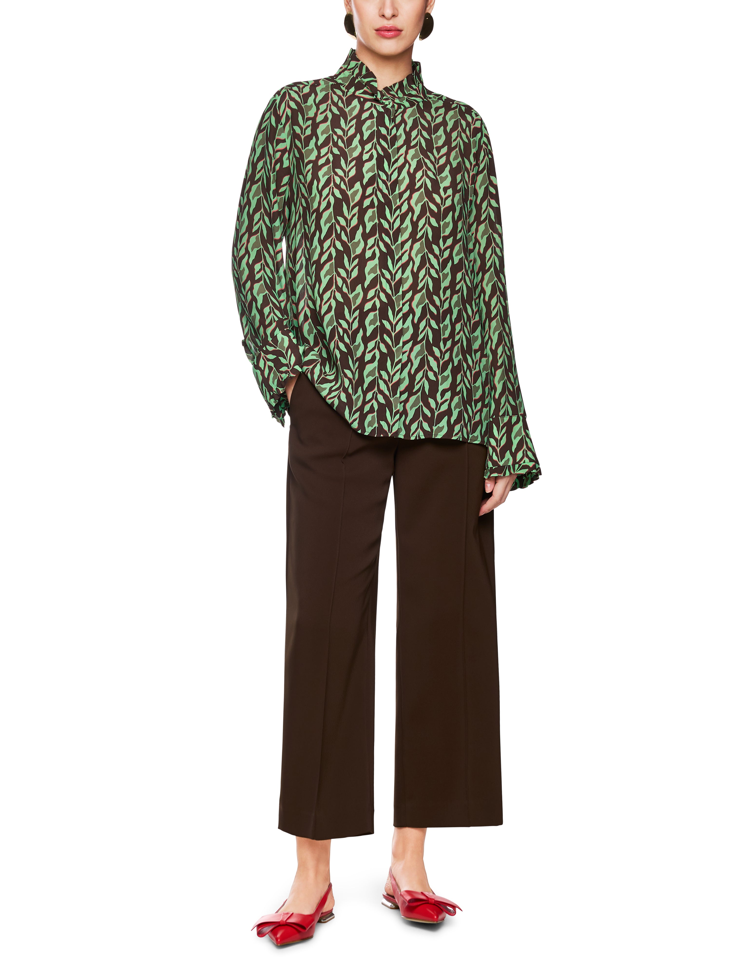 חולצת בלוזון בגזרה רפויה עם צווארון עומד ושרוולים עם סיומת מתרחבתהרכב: 100% ויסקוזההדוגמנית בגובה 1.79 ולובשת מידה 3 של מארק קיין