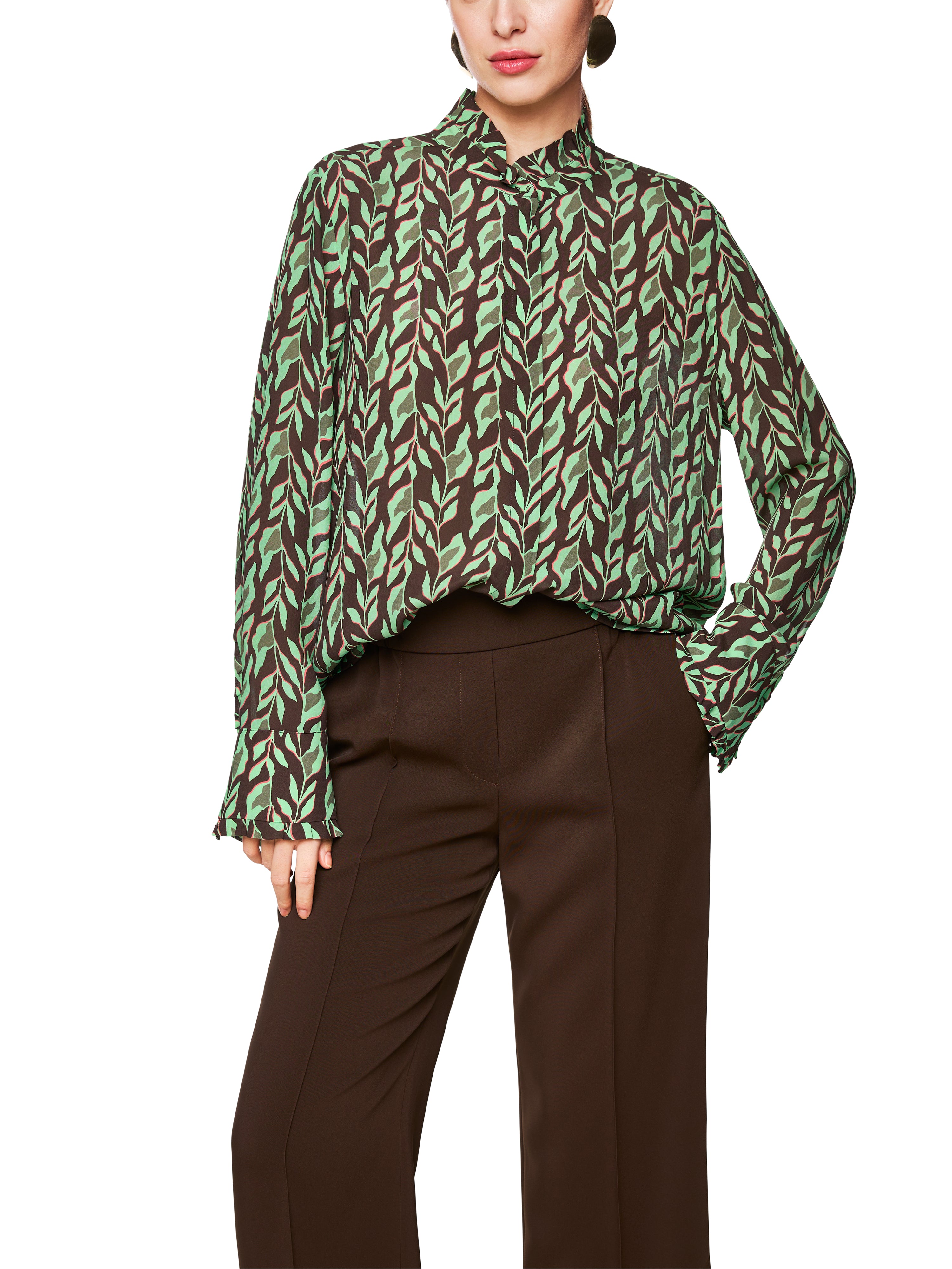 חולצת בלוזון בגזרה רפויה עם צווארון עומד ושרוולים עם סיומת מתרחבתהרכב: 100% ויסקוזההדוגמנית בגובה 1.79 ולובשת מידה 3 של מארק קיין