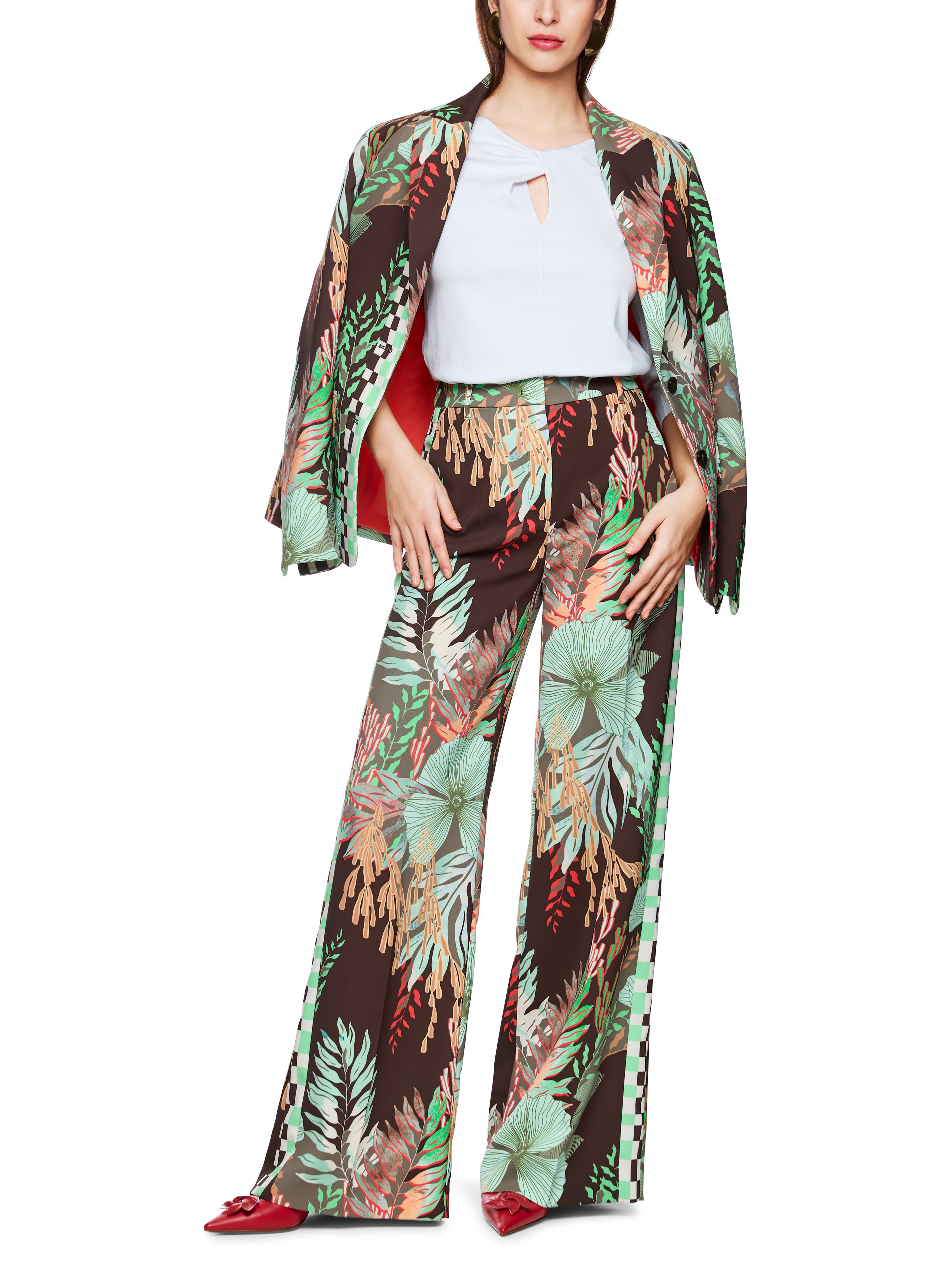 מכנסיים מתרחבים בגזרה גבוהה עם הדפס פרחוניהרכב: 97% פוליאסטר, 3% אלסטןהדוגמנית בגובה 1.79 ולובשת מידה 3 של מארק קיין