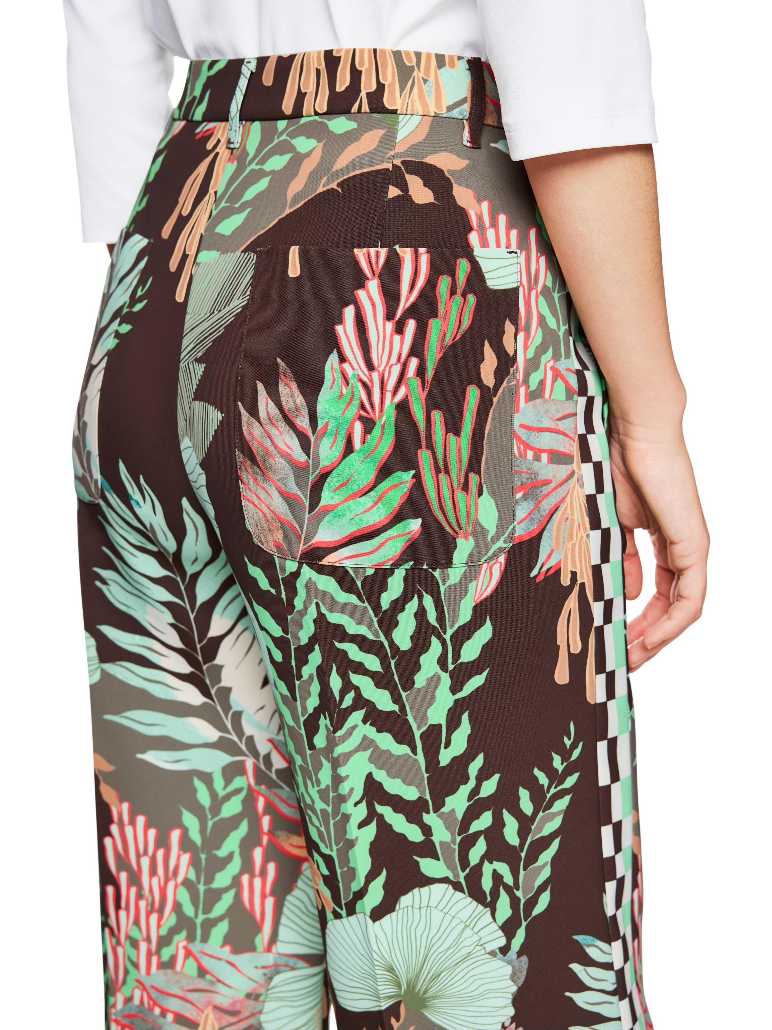 מכנסיים מתרחבים בגזרה גבוהה עם הדפס פרחוניהרכב: 97% פוליאסטר, 3% אלסטןהדוגמנית בגובה 1.79 ולובשת מידה 3 של מארק קיין