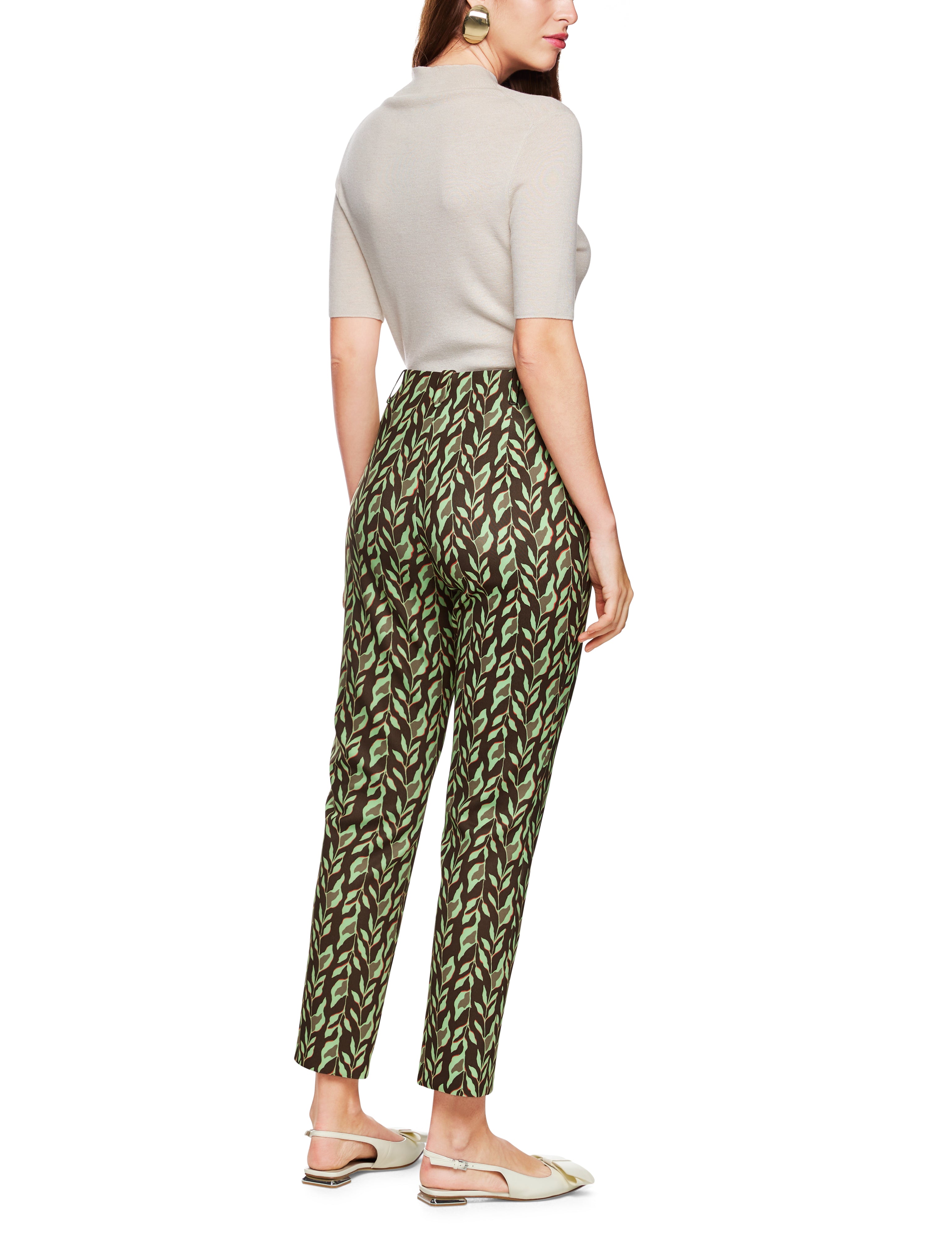 מכנסיים מחוייטים מבד סקובה בגזרה גבוהה וצמודה באורך 7/8הרכב: 87% פוליאסטר, 13% אלסטןהדוגמנית בגובה 1.79 ולובשת מידה 3 של מארק קיין