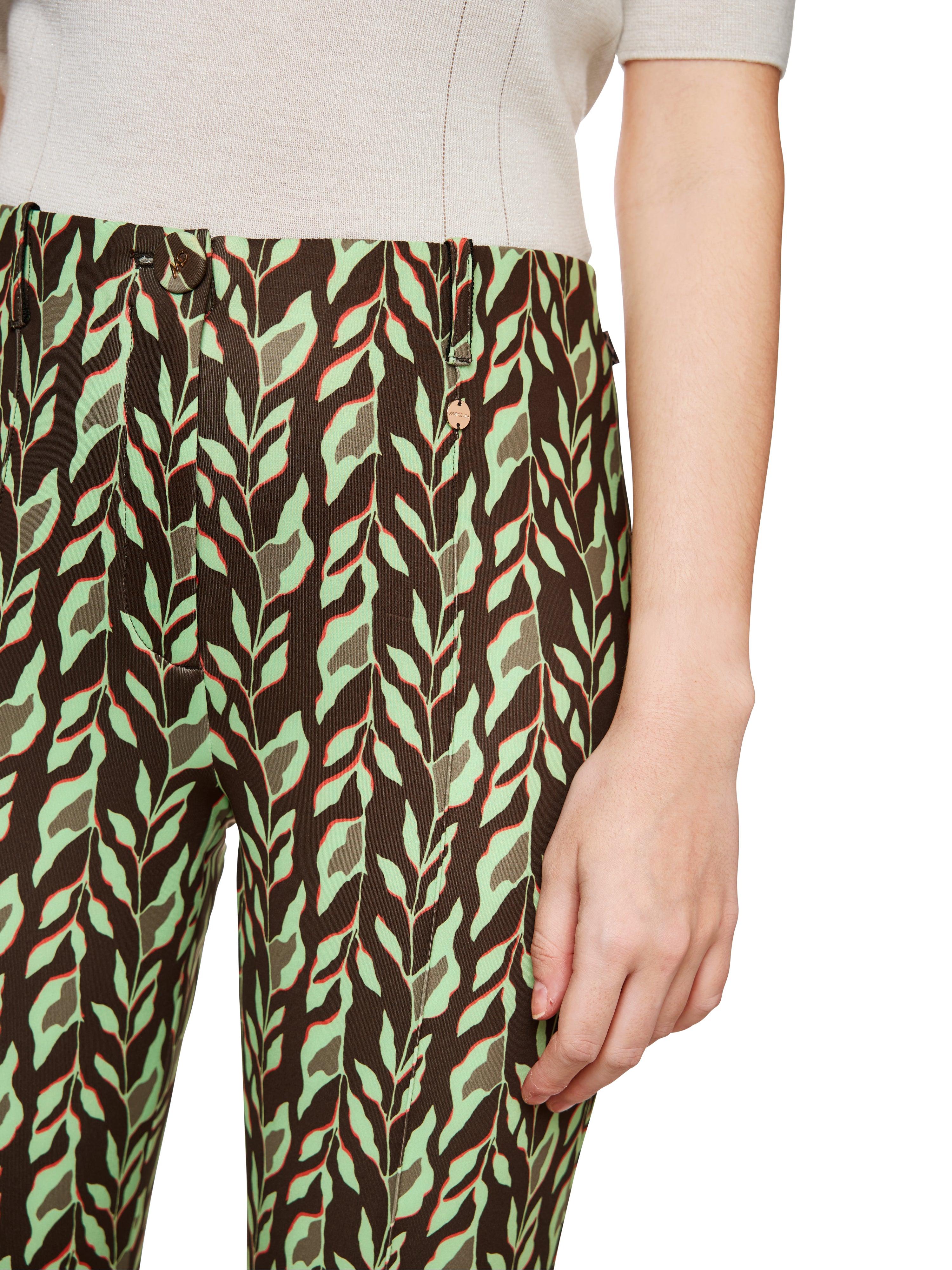 מכנסיים מחוייטים מבד סקובה בגזרה גבוהה וצמודה באורך 7/8הרכב: 87% פוליאסטר, 13% אלסטןהדוגמנית בגובה 1.79 ולובשת מידה 3 של מארק קיין