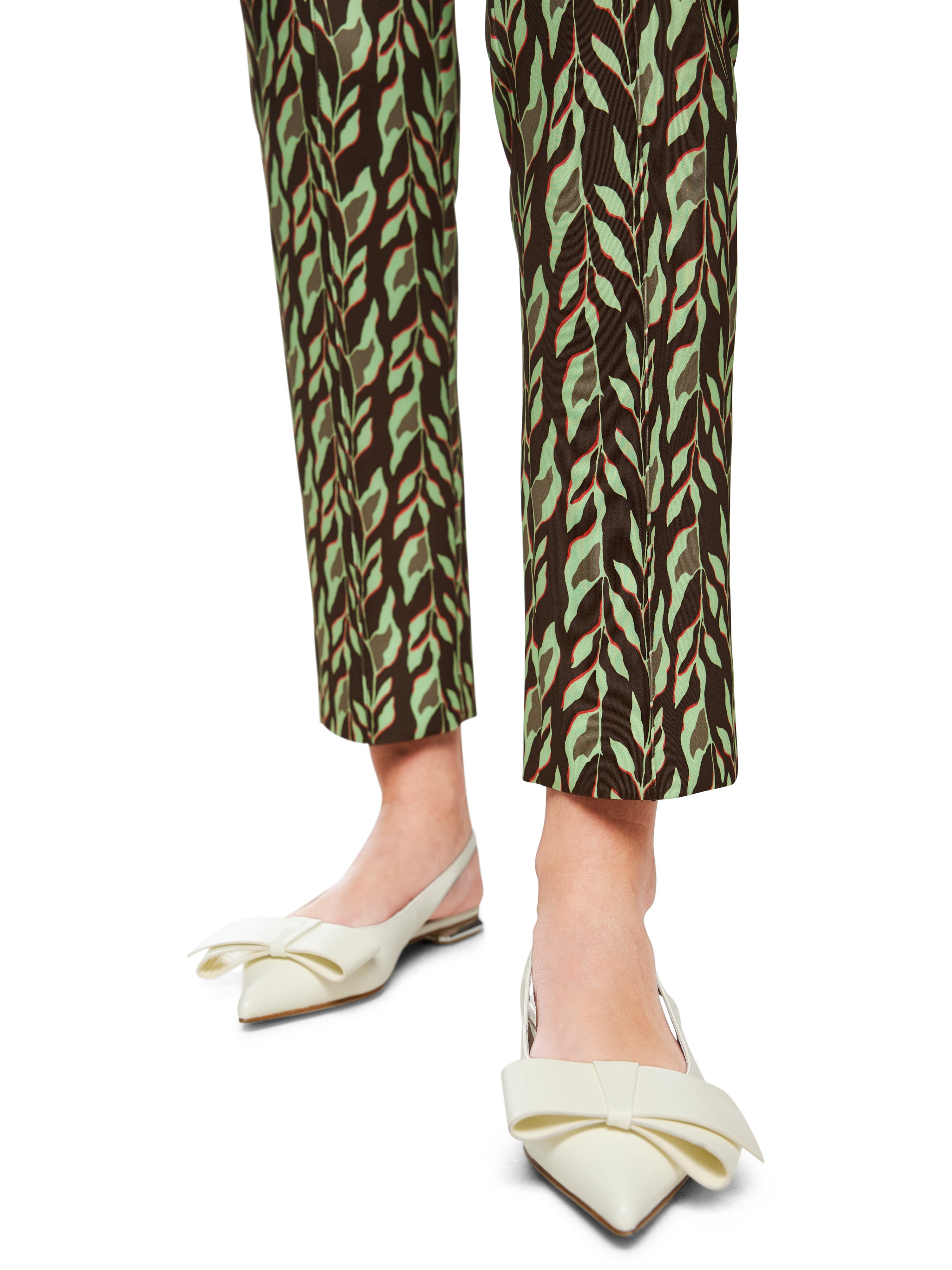 מכנסיים מחוייטים מבד סקובה בגזרה גבוהה וצמודה באורך 7/8הרכב: 87% פוליאסטר, 13% אלסטןהדוגמנית בגובה 1.79 ולובשת מידה 3 של מארק קיין