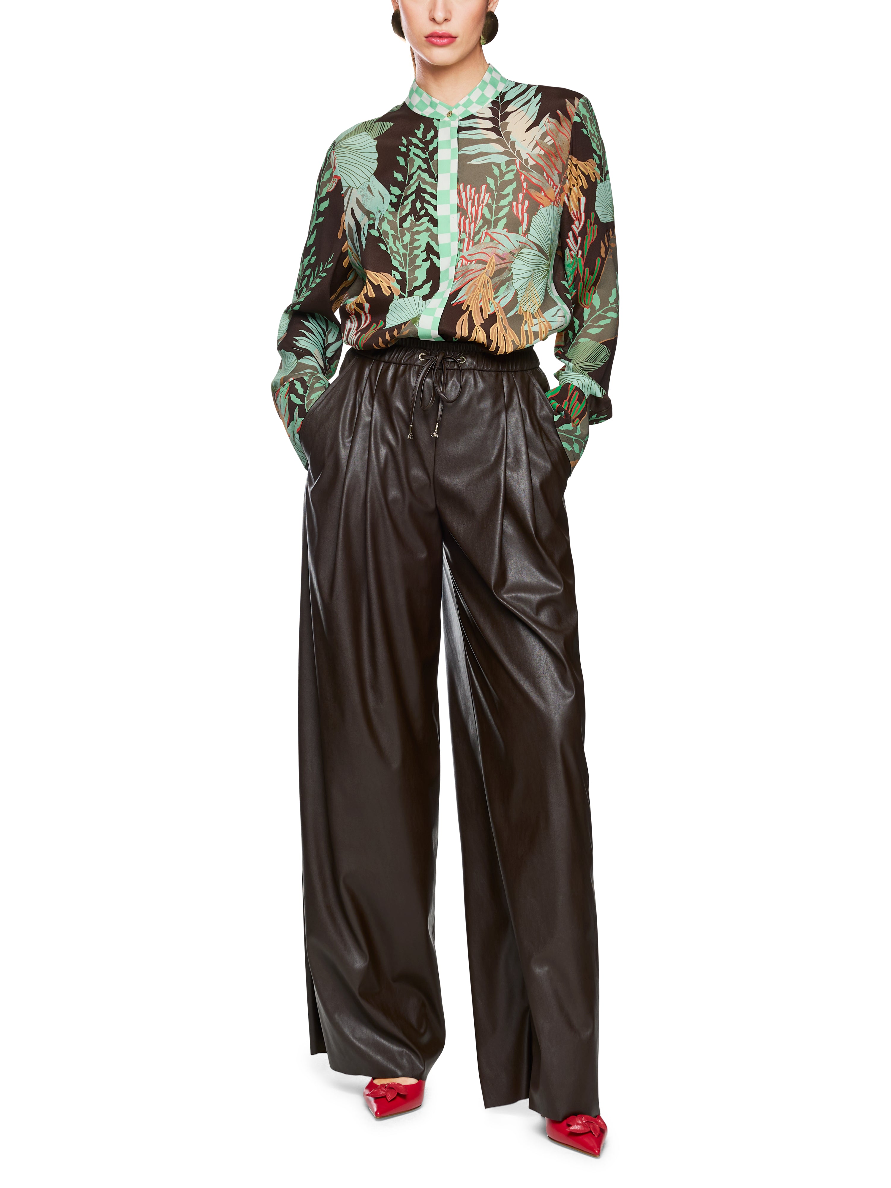 מכנסי דמוי עור בגזרה מתרחבת עם כיסים נסתריםהרכב: 100% פוליאסטר בציפוי פוליאוריטןהדוגמנית בגובה 1.79 ולובשת מידה 3 של מארק קיין