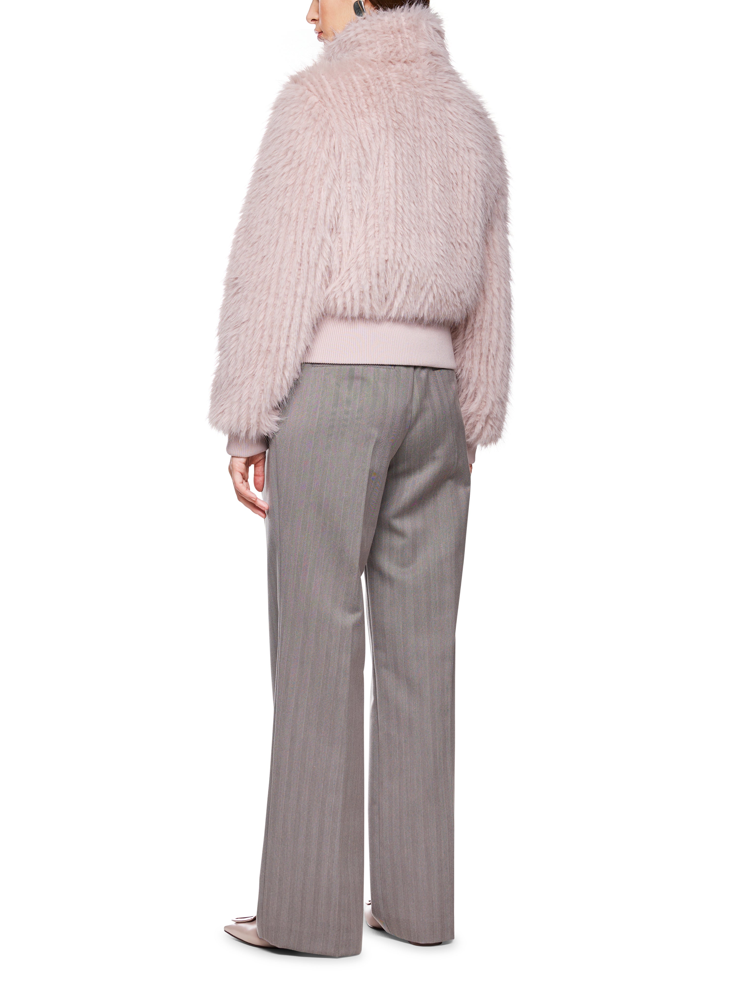 מעיל דמוי פרווה בגזרת קרופ עם סגירת רוכסןהרכב: 100% פוליאסטרהדוגמנית בגובה 1.79 ולובשת מידה 3 של מארק קיין