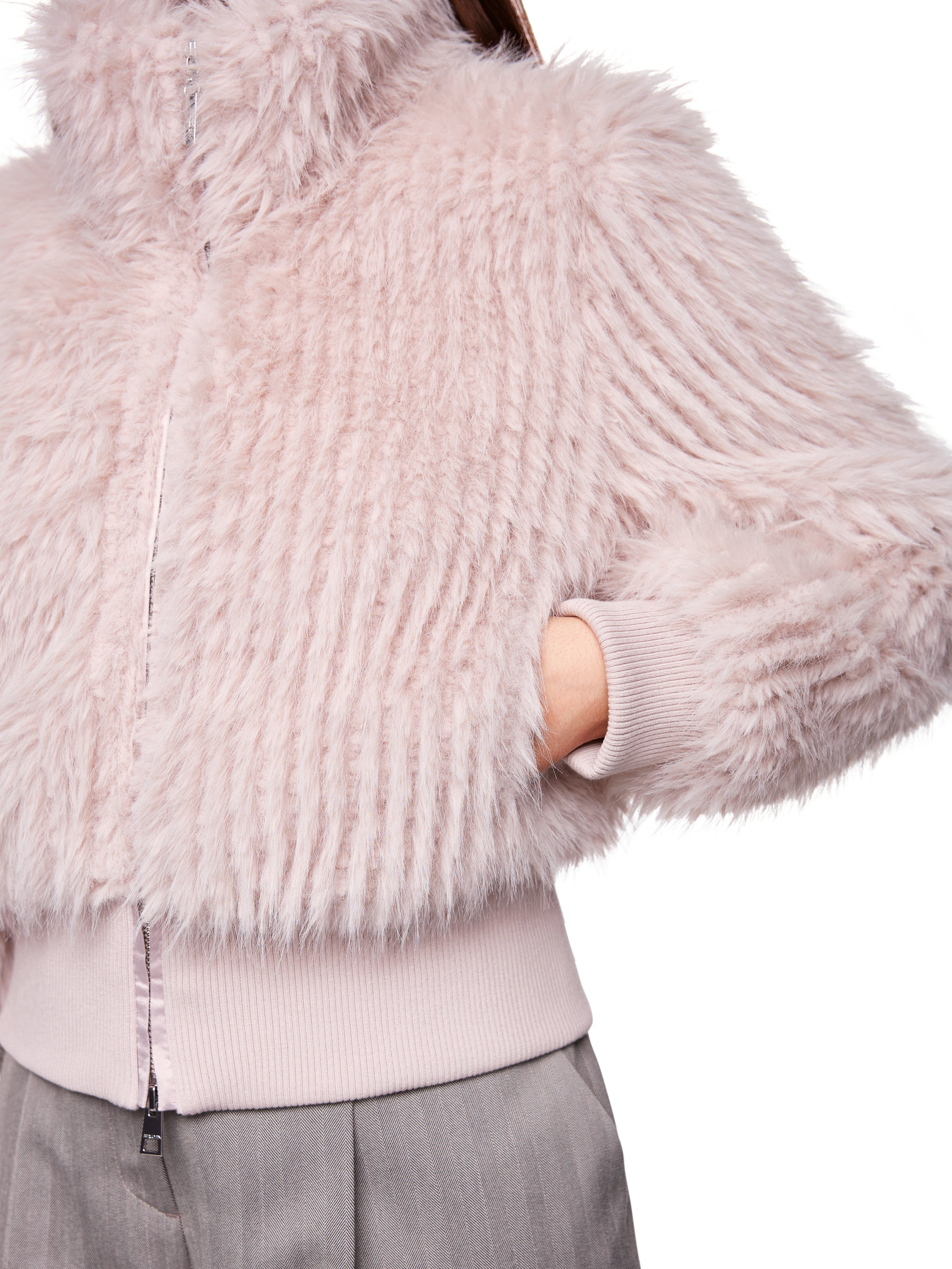 מעיל דמוי פרווה בגזרת קרופ עם סגירת רוכסןהרכב: 100% פוליאסטרהדוגמנית בגובה 1.79 ולובשת מידה 3 של מארק קיין