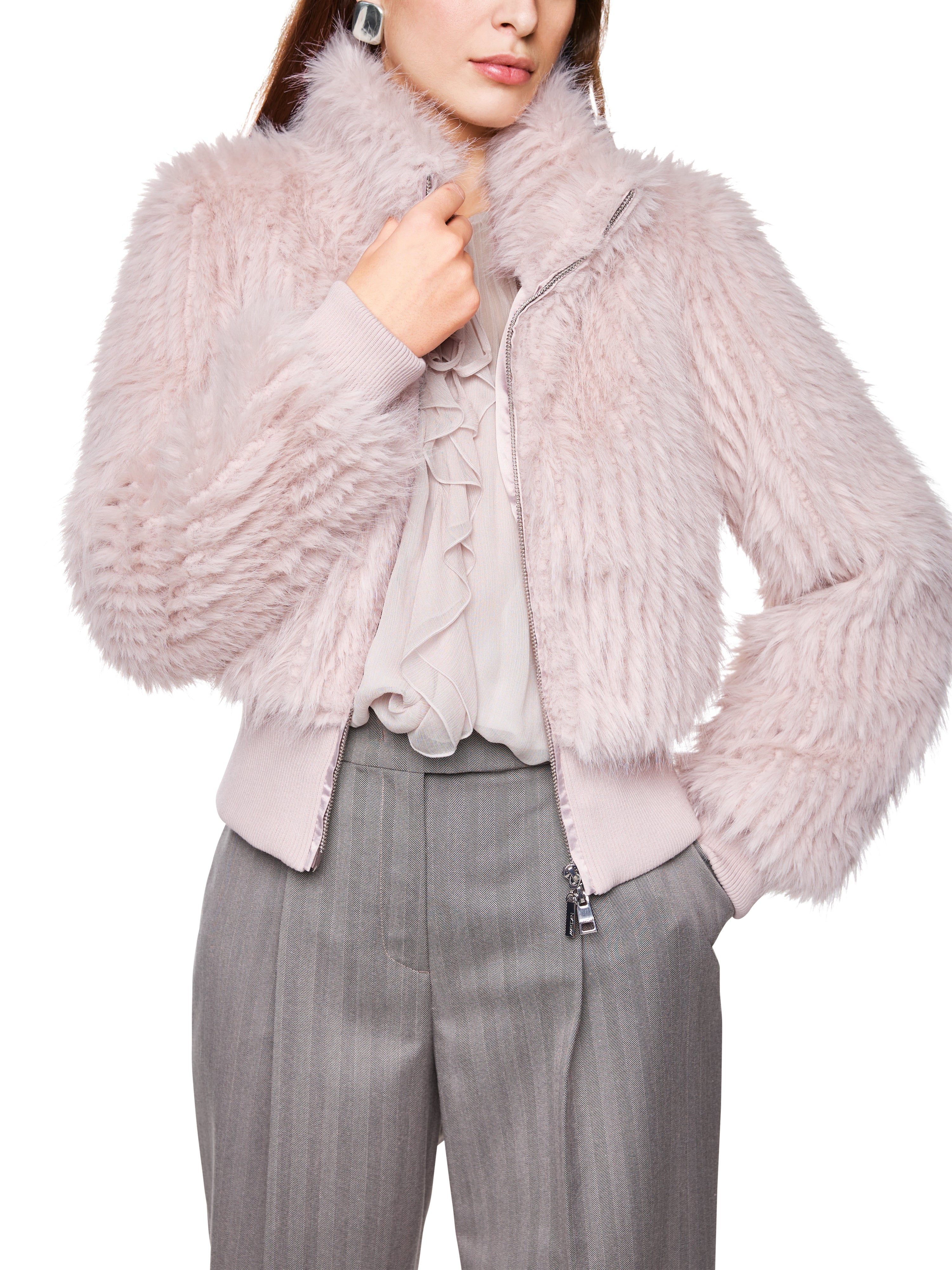 מעיל דמוי פרווה בגזרת קרופ עם סגירת רוכסןהרכב: 100% פוליאסטרהדוגמנית בגובה 1.79 ולובשת מידה 3 של מארק קיין