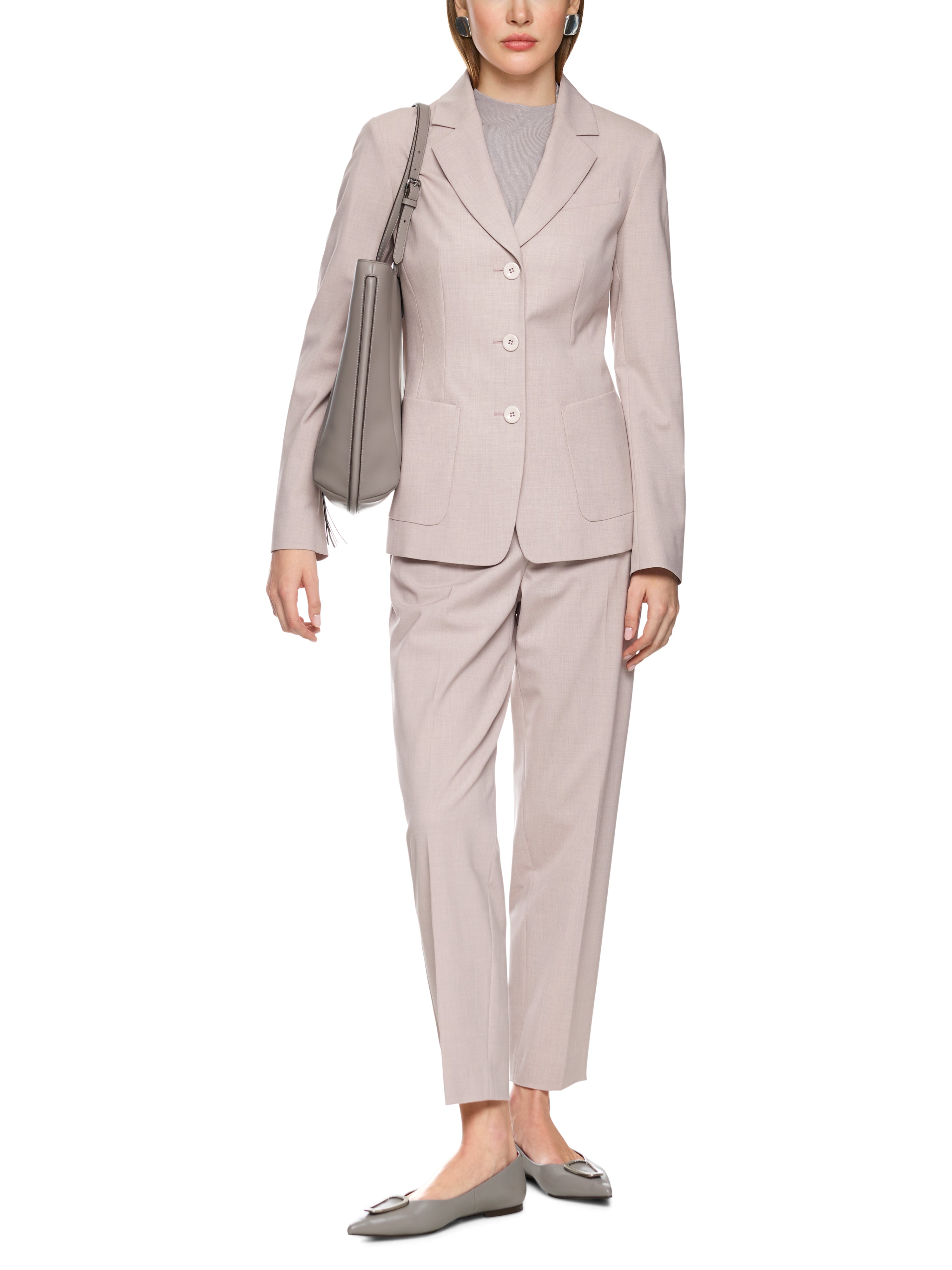 בלייזר בגזרה ישרה עם כיסים צדדייםהרכב: 48% ויסקוזה, 48% פוליאסטר, 4% אלסטןהדוגמנית בגובה 1.79 ולובשת מידה 3 של מארק קיין