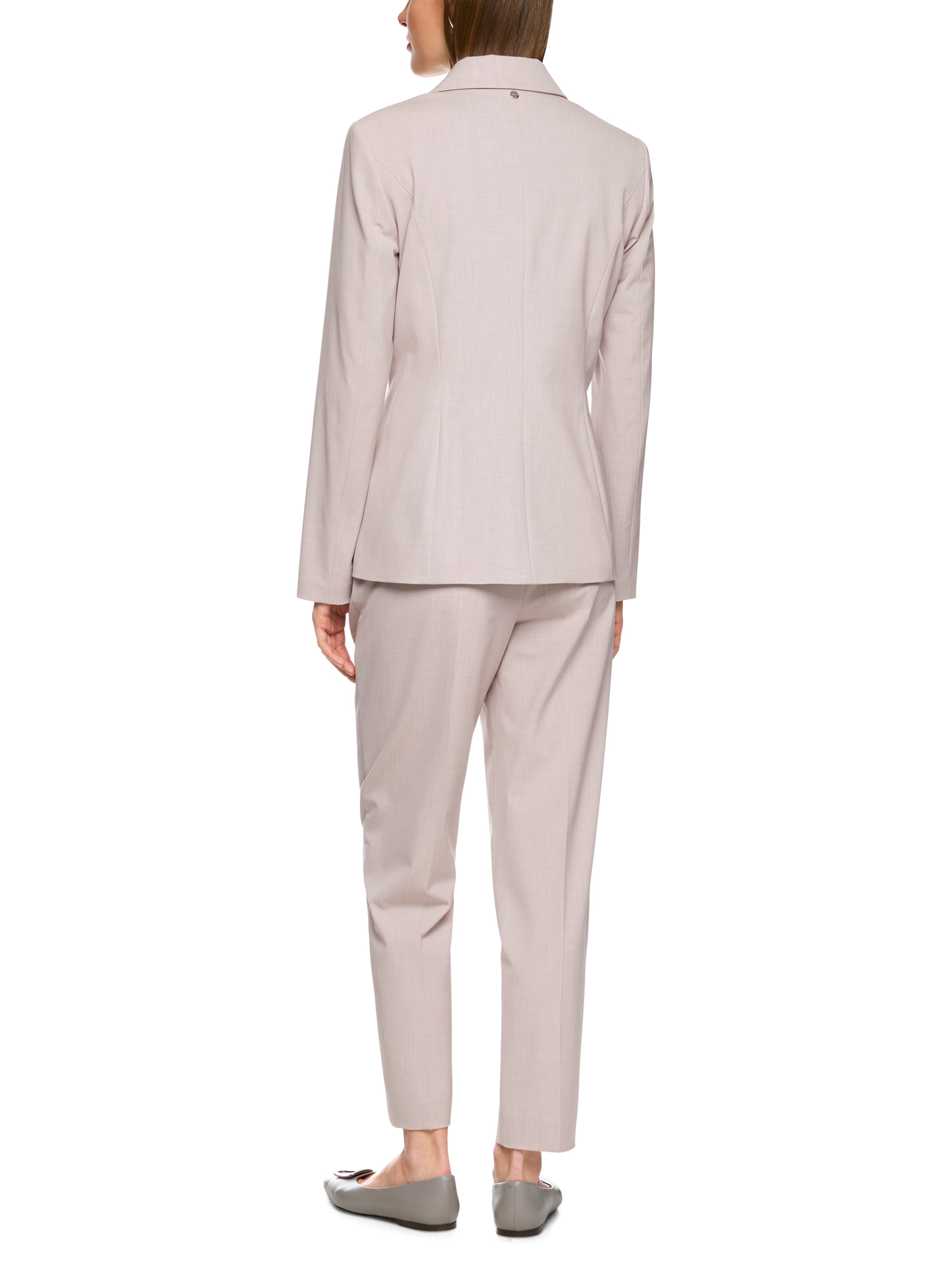 בלייזר בגזרה ישרה עם כיסים צדדייםהרכב: 48% ויסקוזה, 48% פוליאסטר, 4% אלסטןהדוגמנית בגובה 1.79 ולובשת מידה 3 של מארק קיין