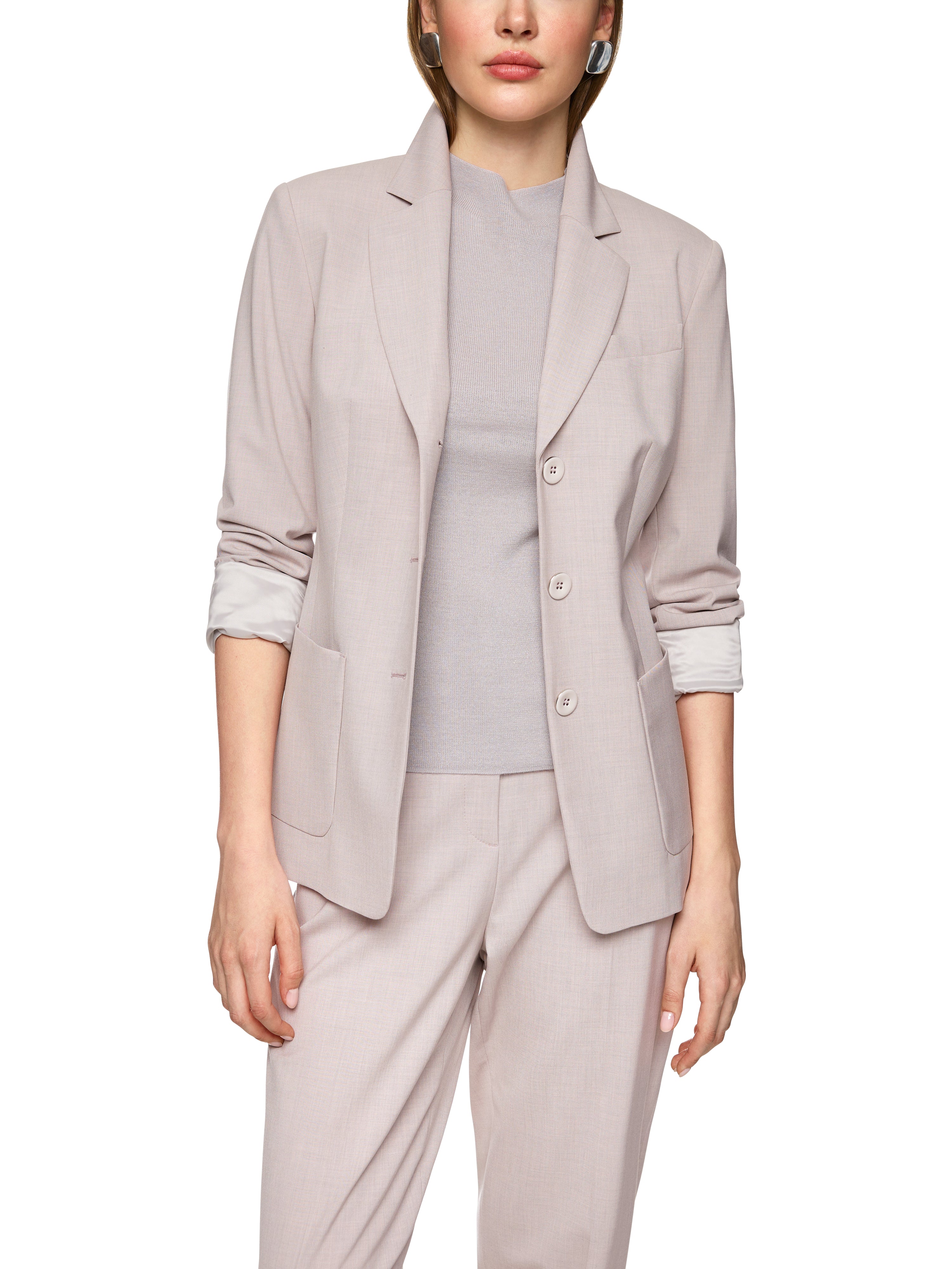 בלייזר בגזרה ישרה עם כיסים צדדייםהרכב: 48% ויסקוזה, 48% פוליאסטר, 4% אלסטןהדוגמנית בגובה 1.79 ולובשת מידה 3 של מארק קיין