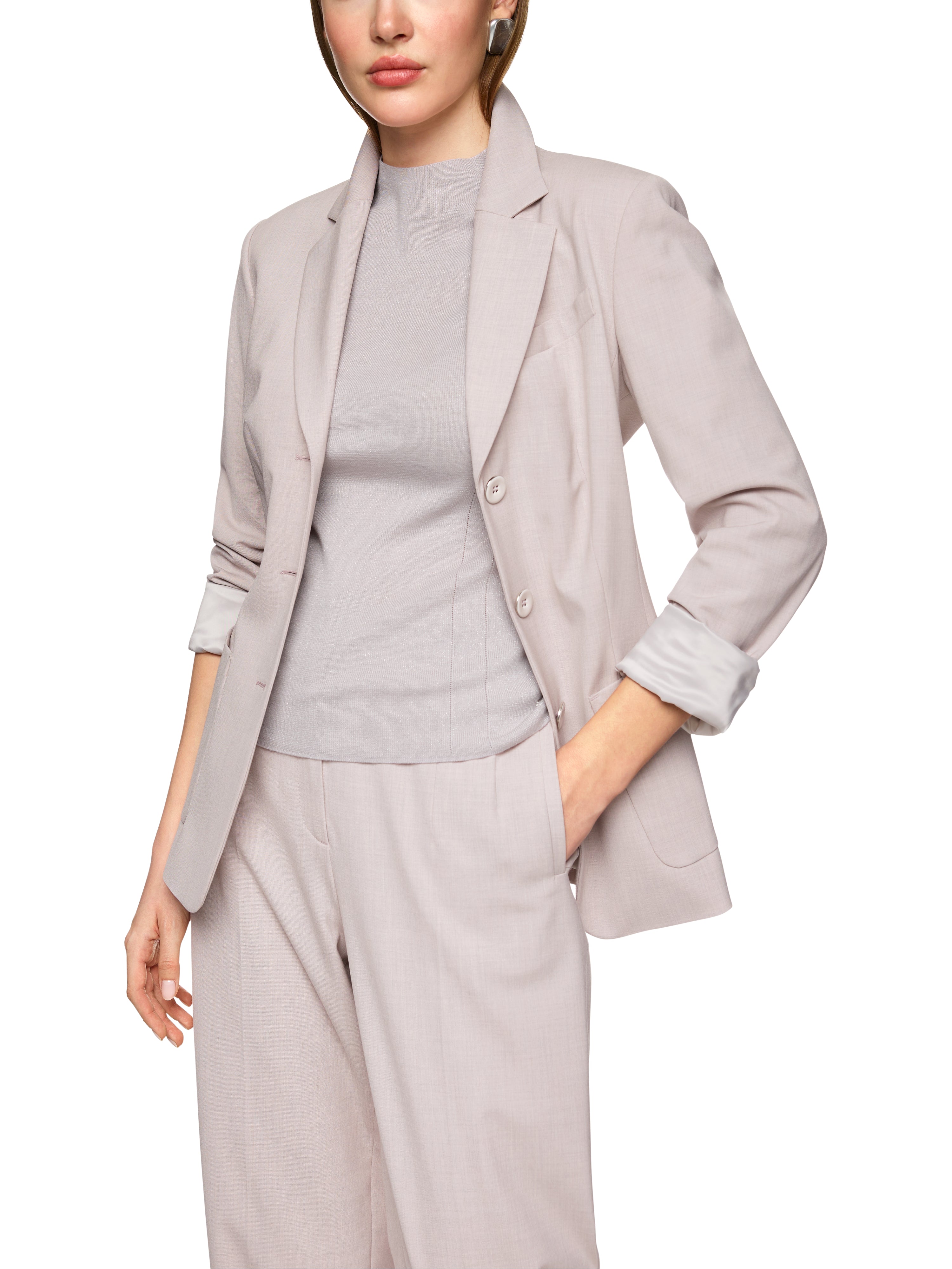 בלייזר בגזרה ישרה עם כיסים צדדייםהרכב: 48% ויסקוזה, 48% פוליאסטר, 4% אלסטןהדוגמנית בגובה 1.79 ולובשת מידה 3 של מארק קיין