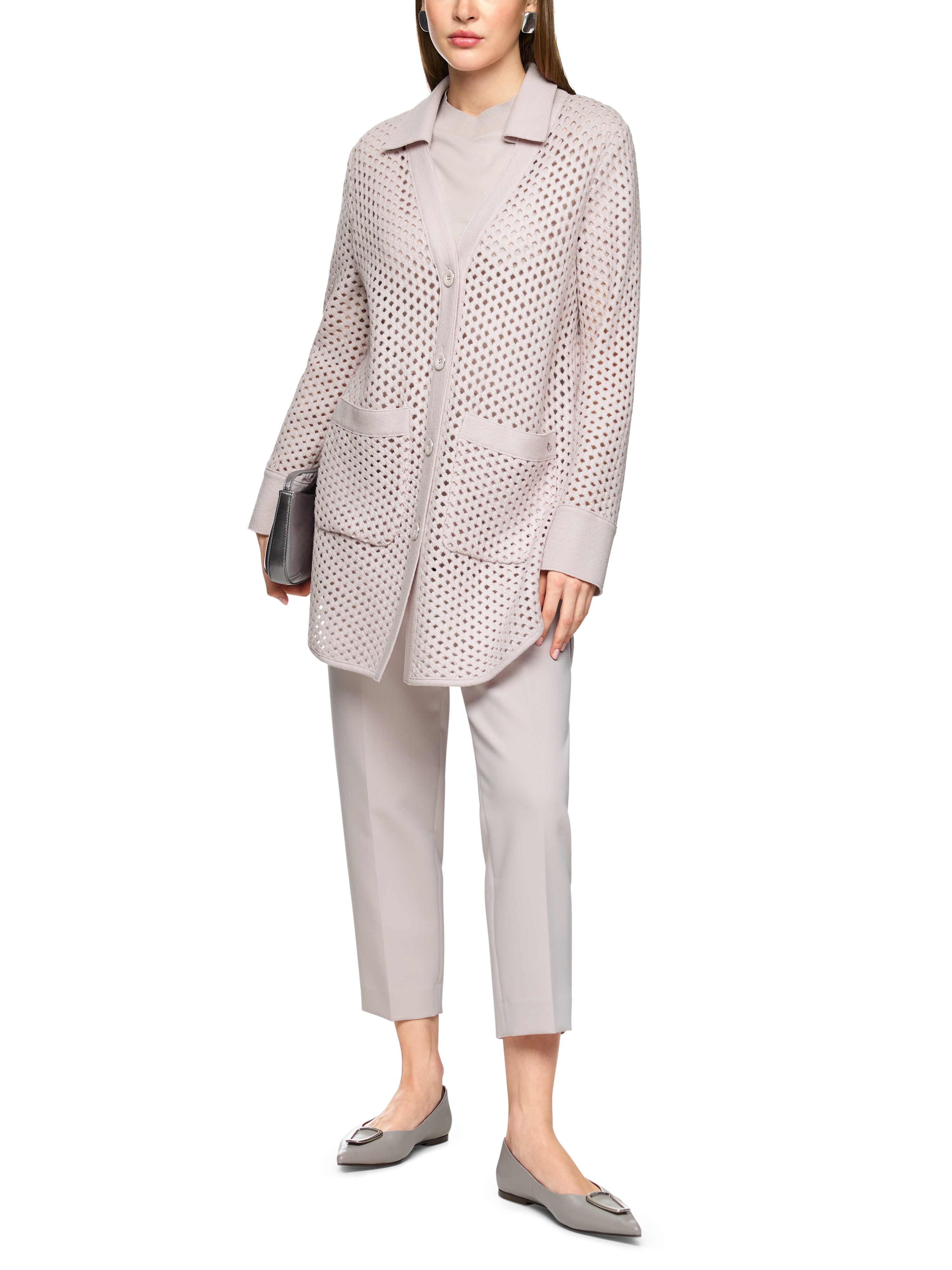 קרדיגן עשוי צמר בגזרה ישרה עם צווארון V וסגירת כפתוריםהרכב: 100% צמרהדוגמנית בגובה 1.79 ולובשת מידה 3 של מארק קיין