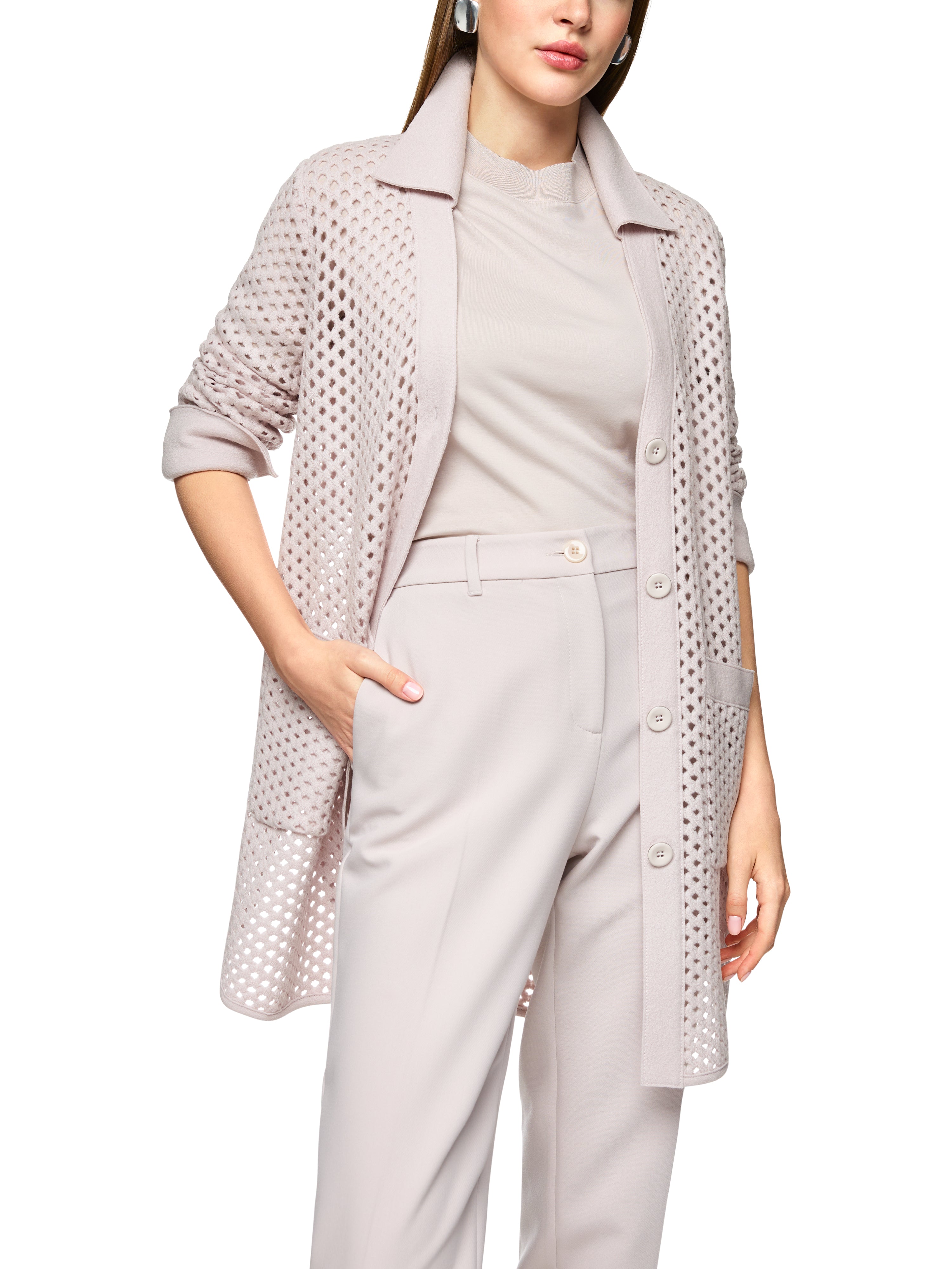 קרדיגן עשוי צמר בגזרה ישרה עם צווארון V וסגירת כפתוריםהרכב: 100% צמרהדוגמנית בגובה 1.79 ולובשת מידה 3 של מארק קיין